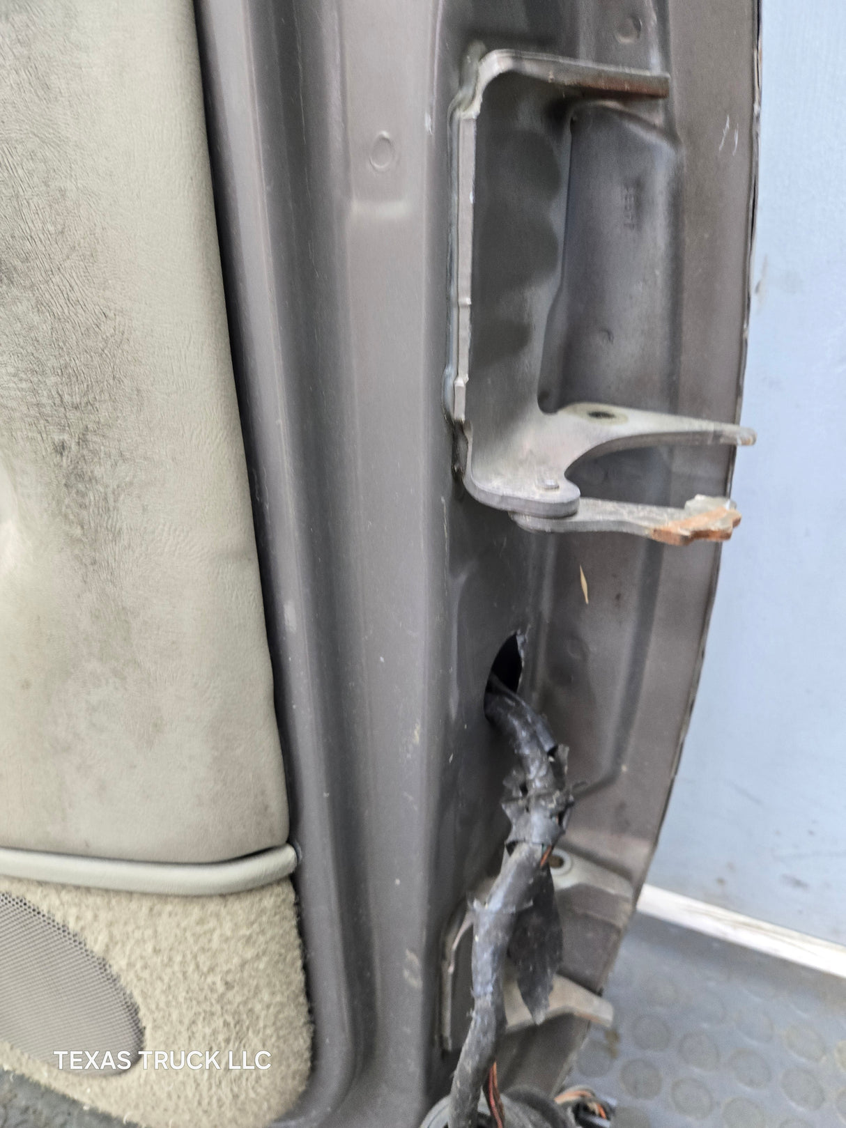1988-2000 Chevrolet Silverado Suburban GMC Sierra LH Front Driver Side Door
