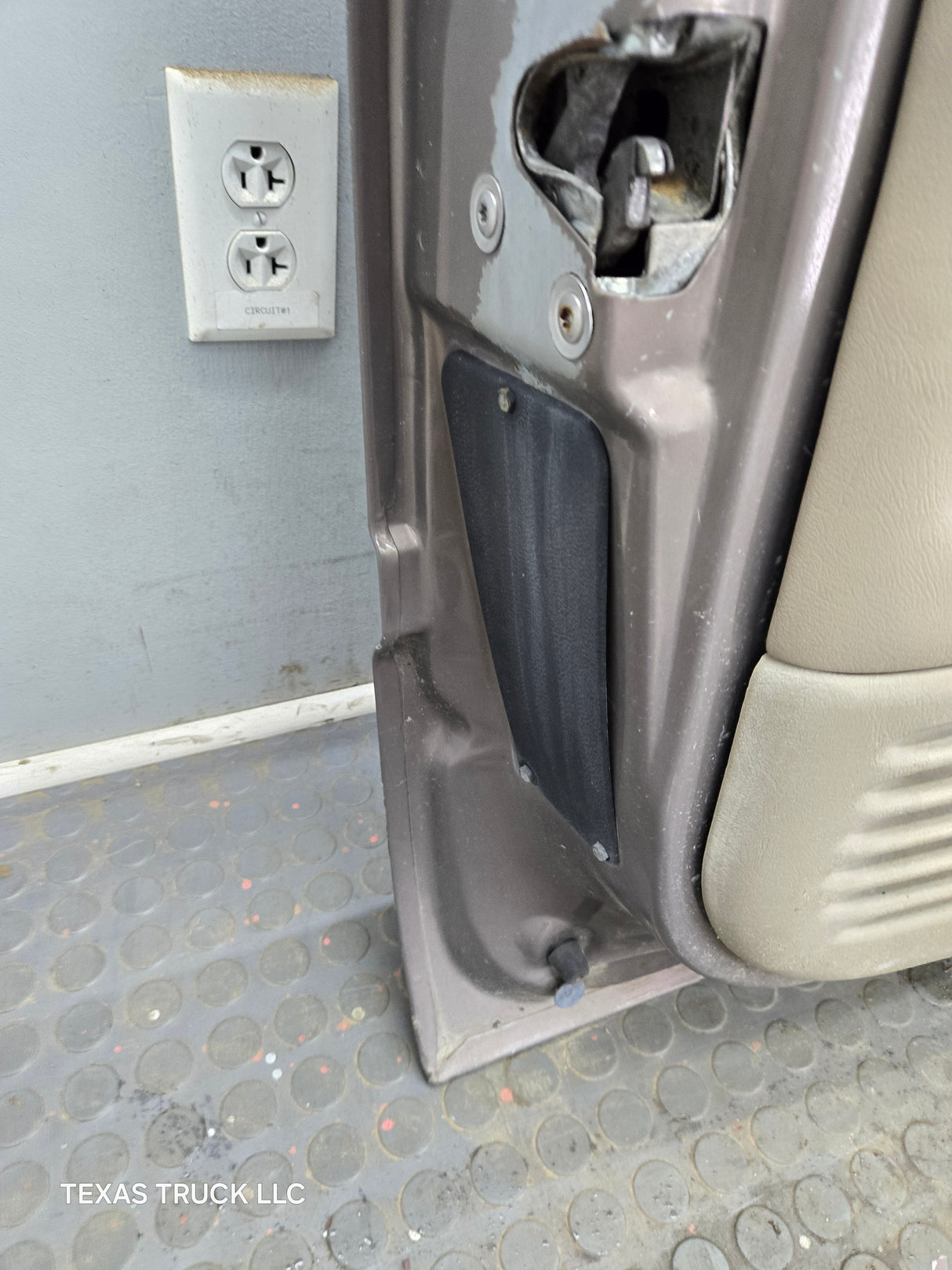 1988-2000 Chevrolet Silverado Suburban GMC Sierra LH Front Driver Side Door