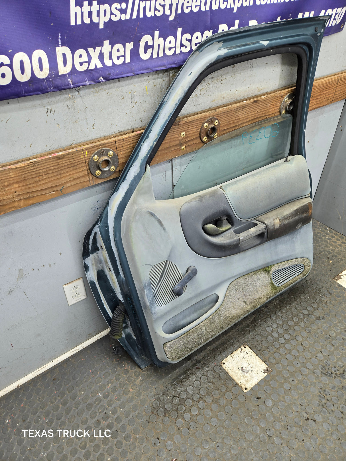 2003-2005 Ford Ranger Passenger Side Front Right Hand Door