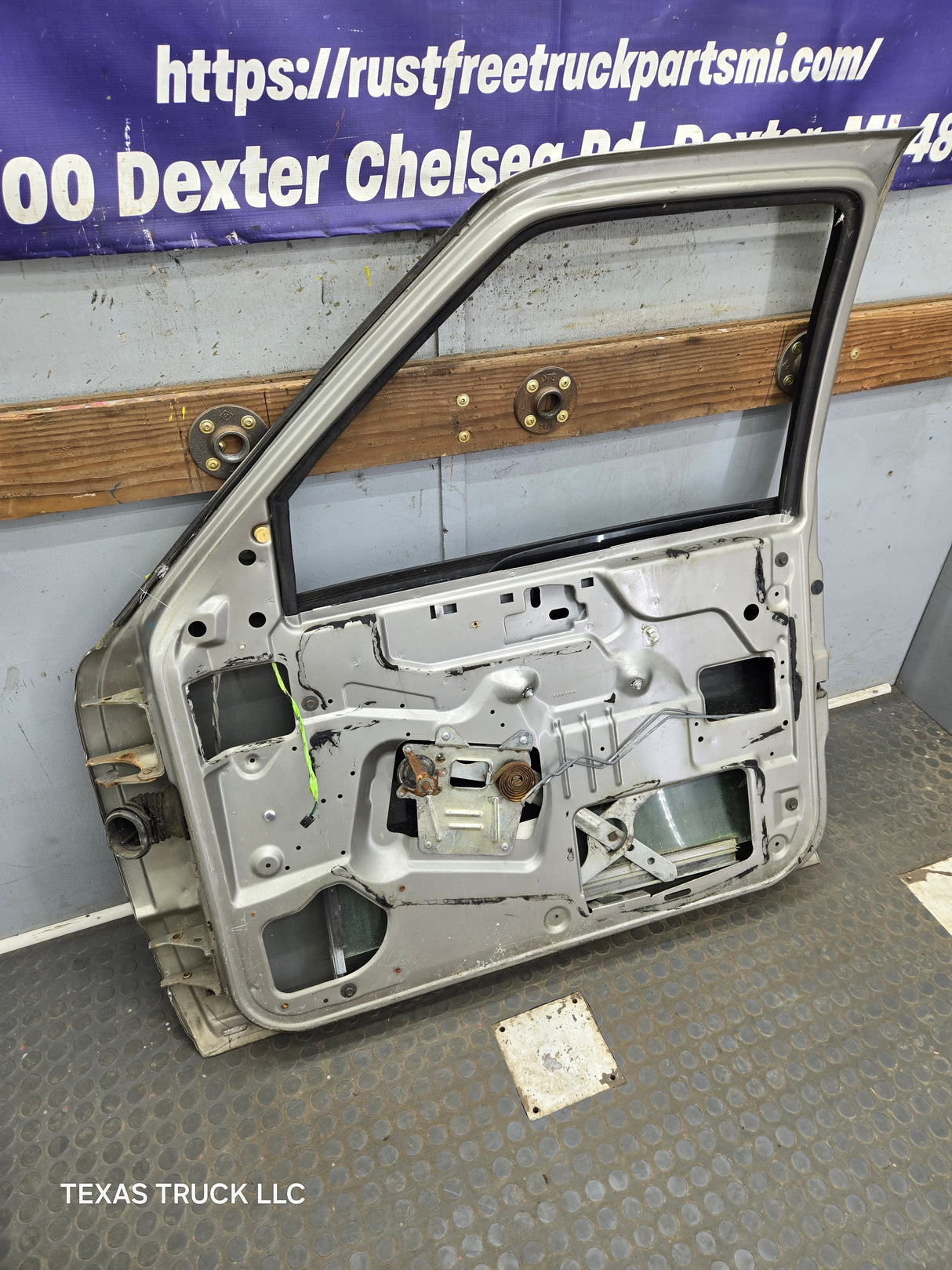 1988-2000 Chevrolet Silverado Suburban GMC Sierra RH Front Passenger Door
