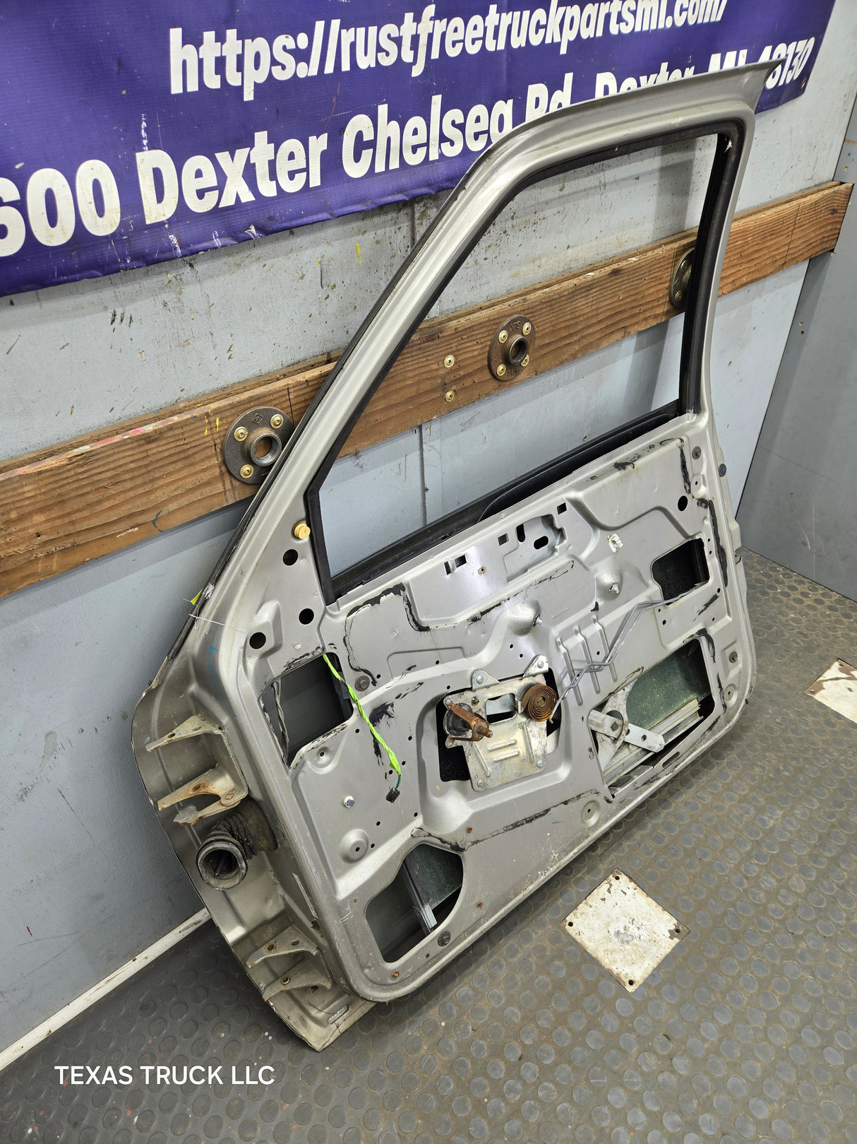 1988-2000 Chevrolet Silverado Suburban GMC Sierra RH Front Passenger Door