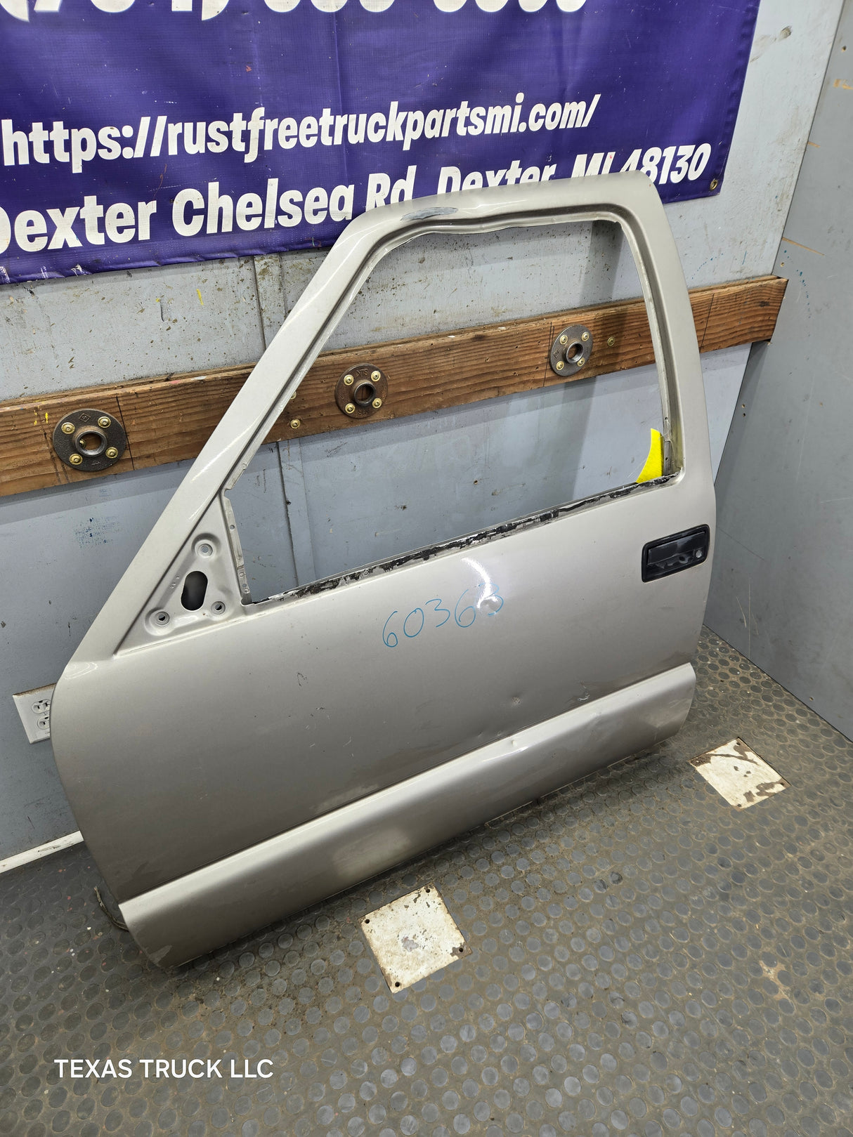 1988-2000 Chevrolet Silverado Suburban GMC Sierra LH Front Driver Side Door