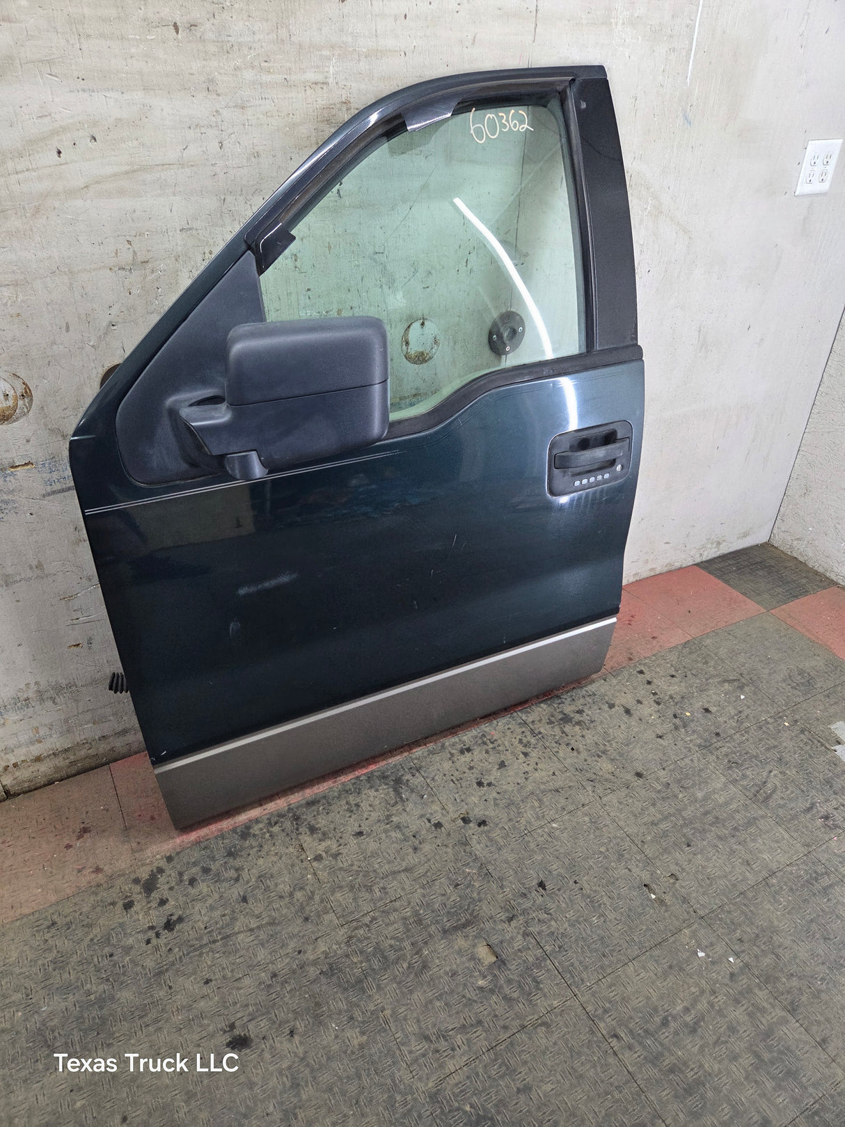 2004-2008 Ford F150 Crew Cab Driver Side Front Door LH