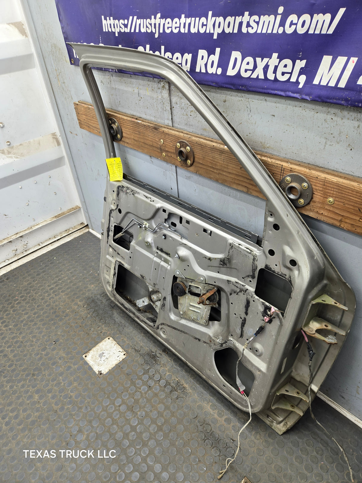 1988-2000 Chevrolet Silverado Suburban GMC Sierra LH Front Driver Side Door