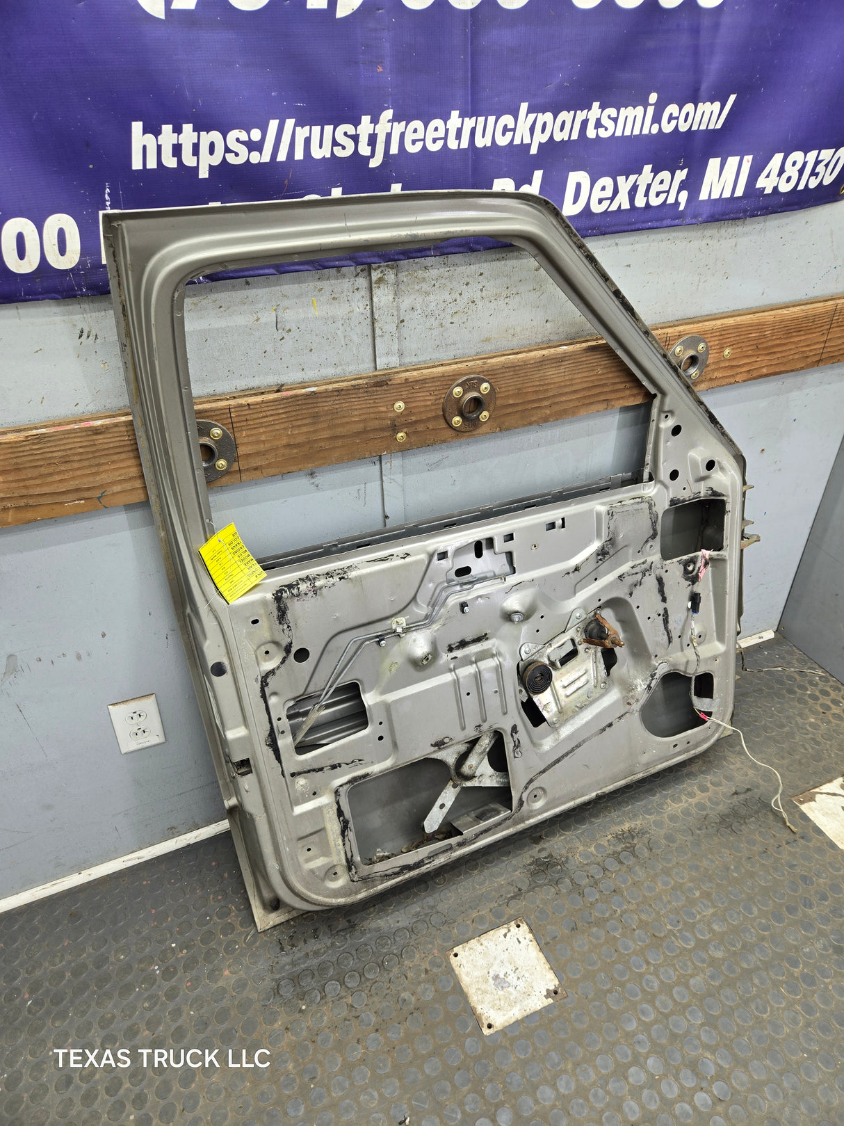 1988-2000 Chevrolet Silverado Suburban GMC Sierra LH Front Driver Side Door