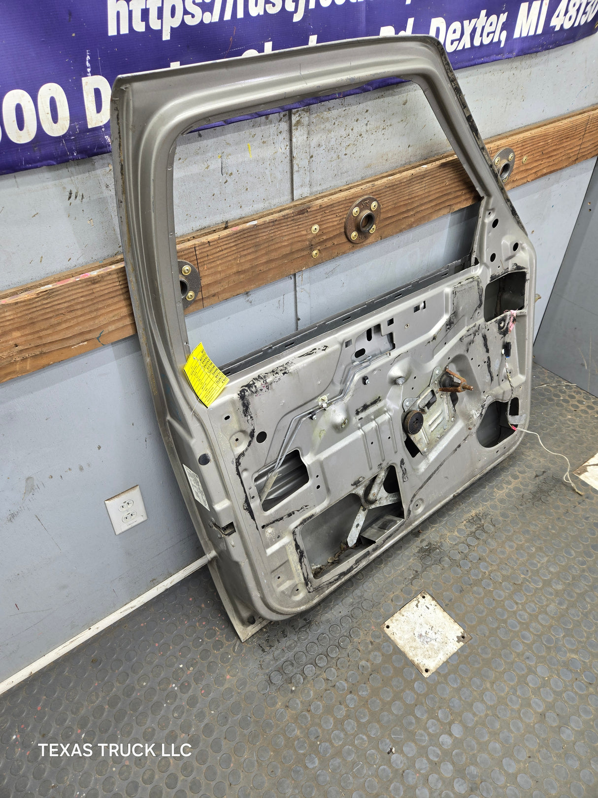 1988-2000 Chevrolet Silverado Suburban GMC Sierra LH Front Driver Side Door