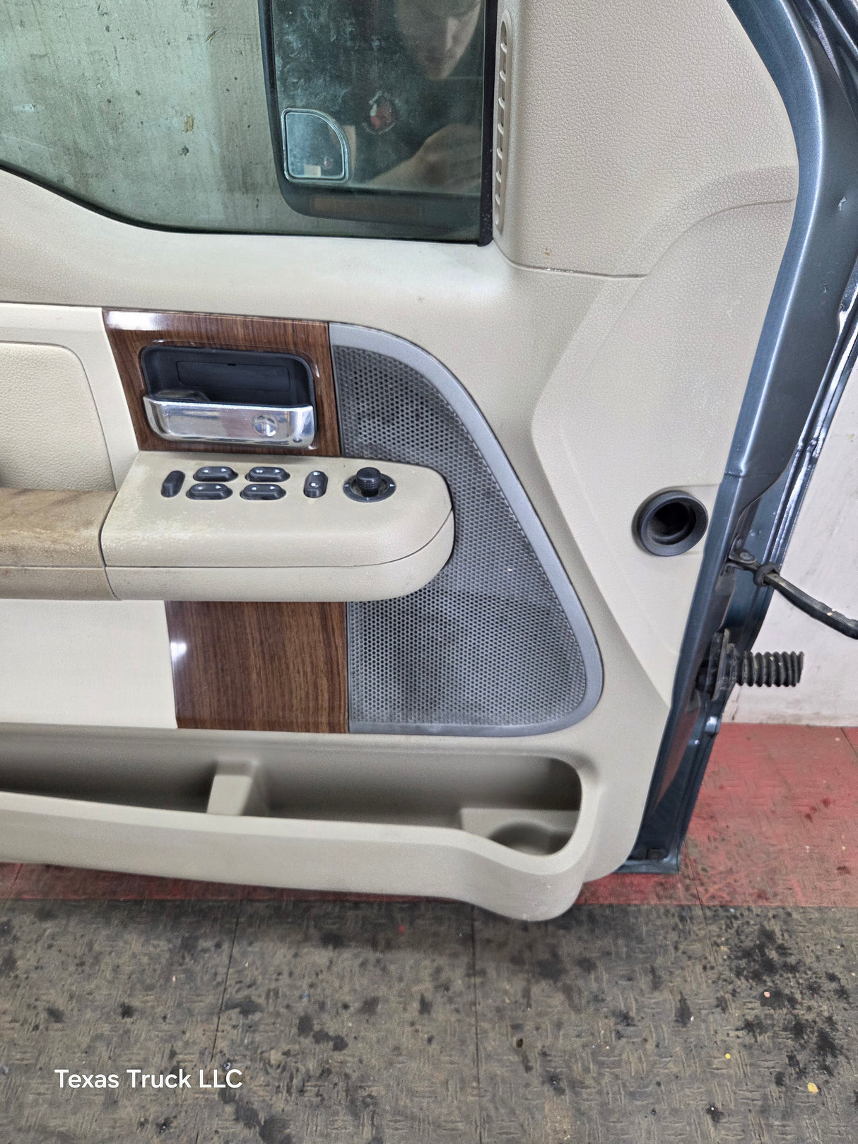 2004-2008 Ford F150 Crew Cab Driver Side Front Door LH