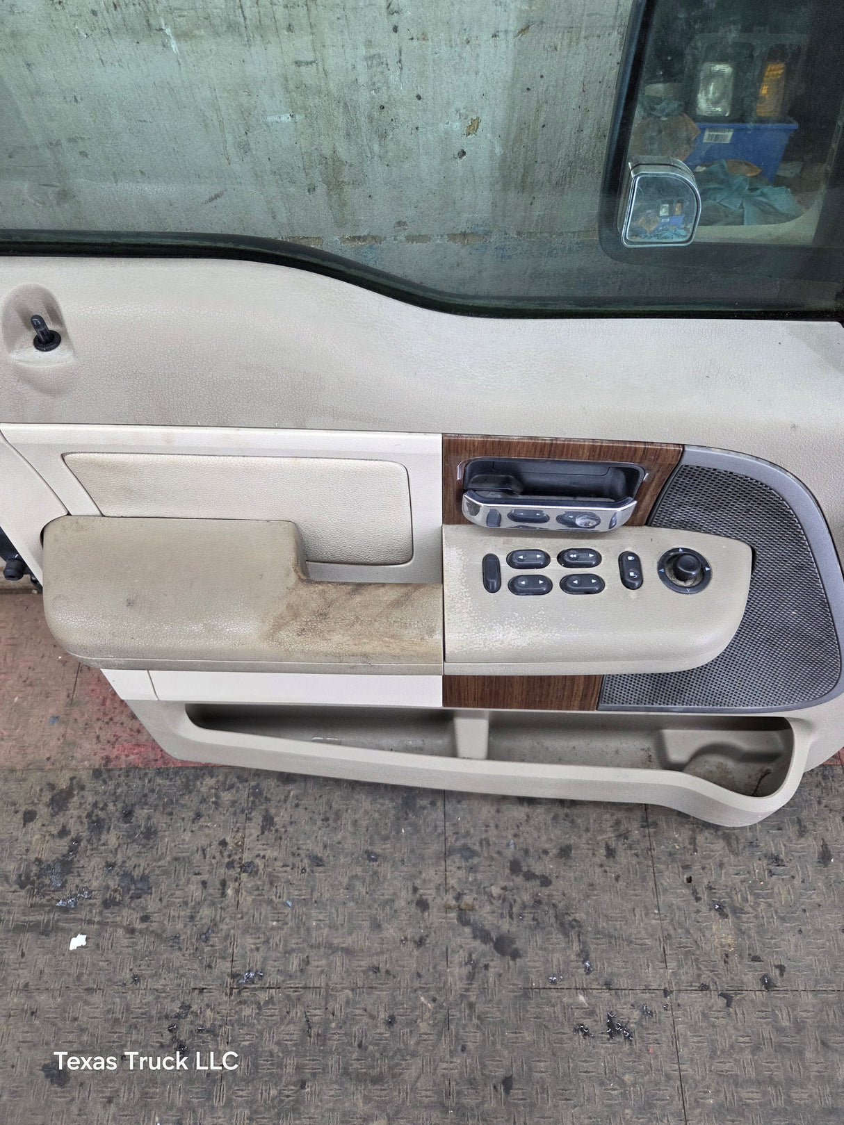 2004-2008 Ford F150 Crew Cab Driver Side Front Door LH