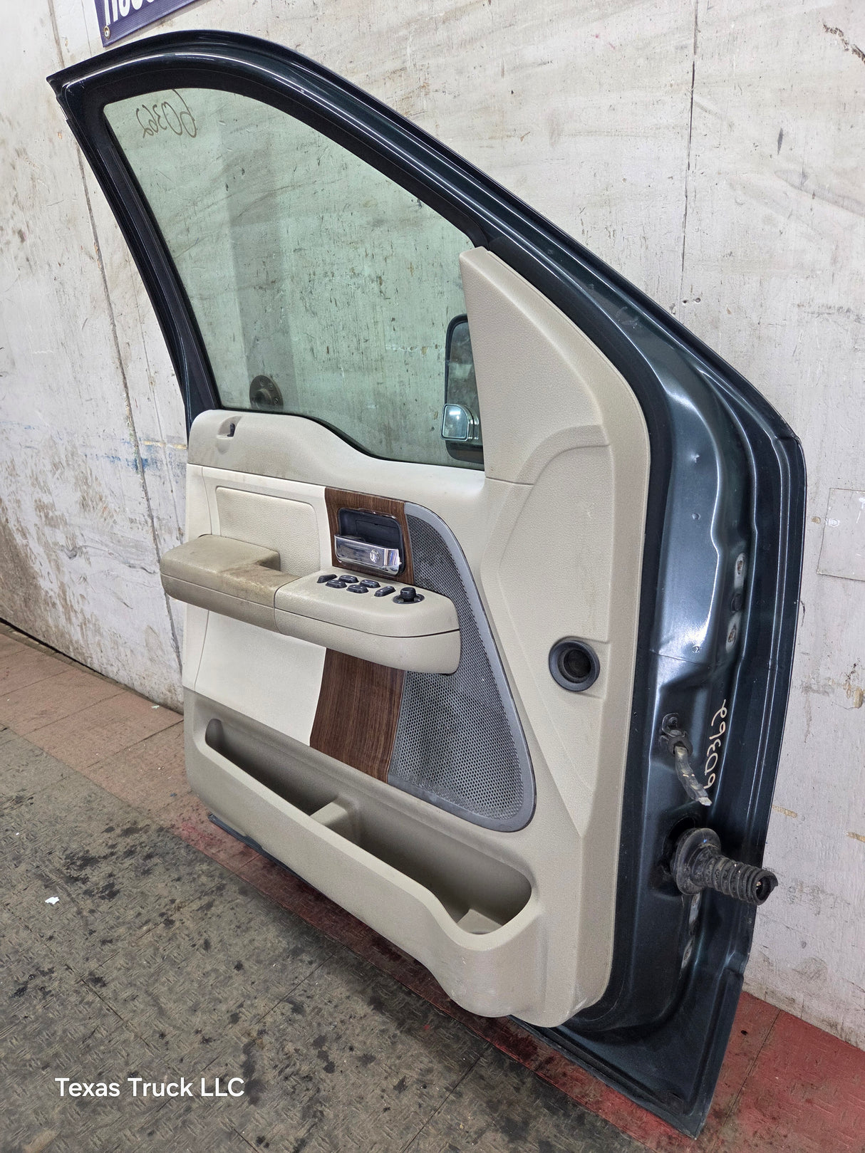 2004-2008 Ford F150 Crew Cab Driver Side Front Door LH