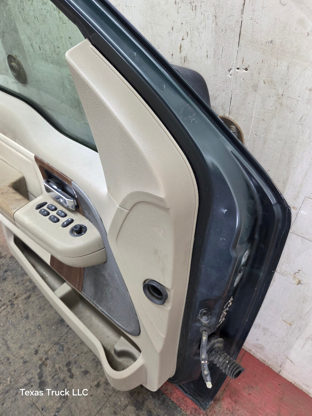 2004-2008 Ford F150 Crew Cab Driver Side Front Door LH