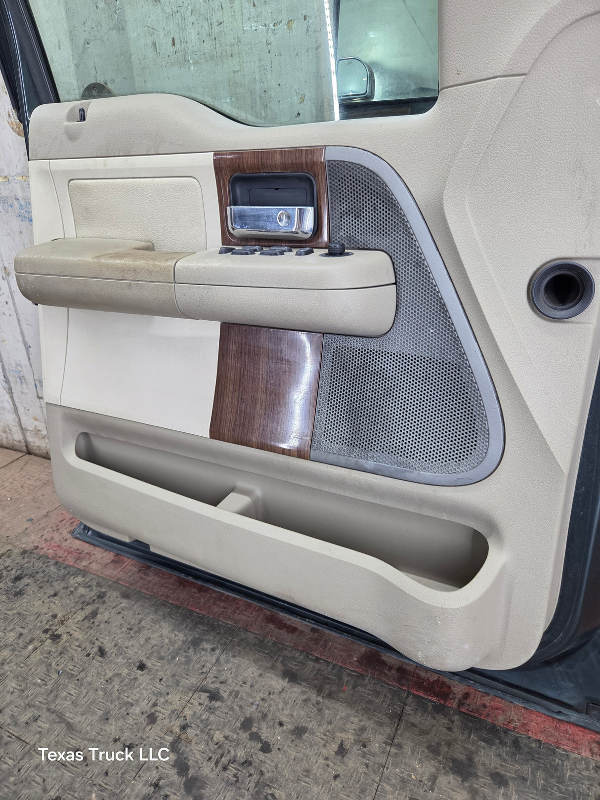 2004-2008 Ford F150 Crew Cab Driver Side Front Door LH