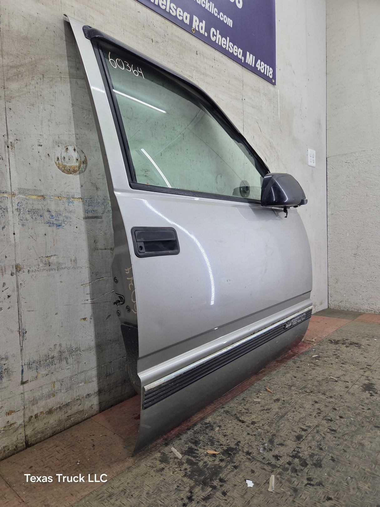 1988-2000 Chevrolet Silverado Suburban GMC Sierra RH Front Passenger Door