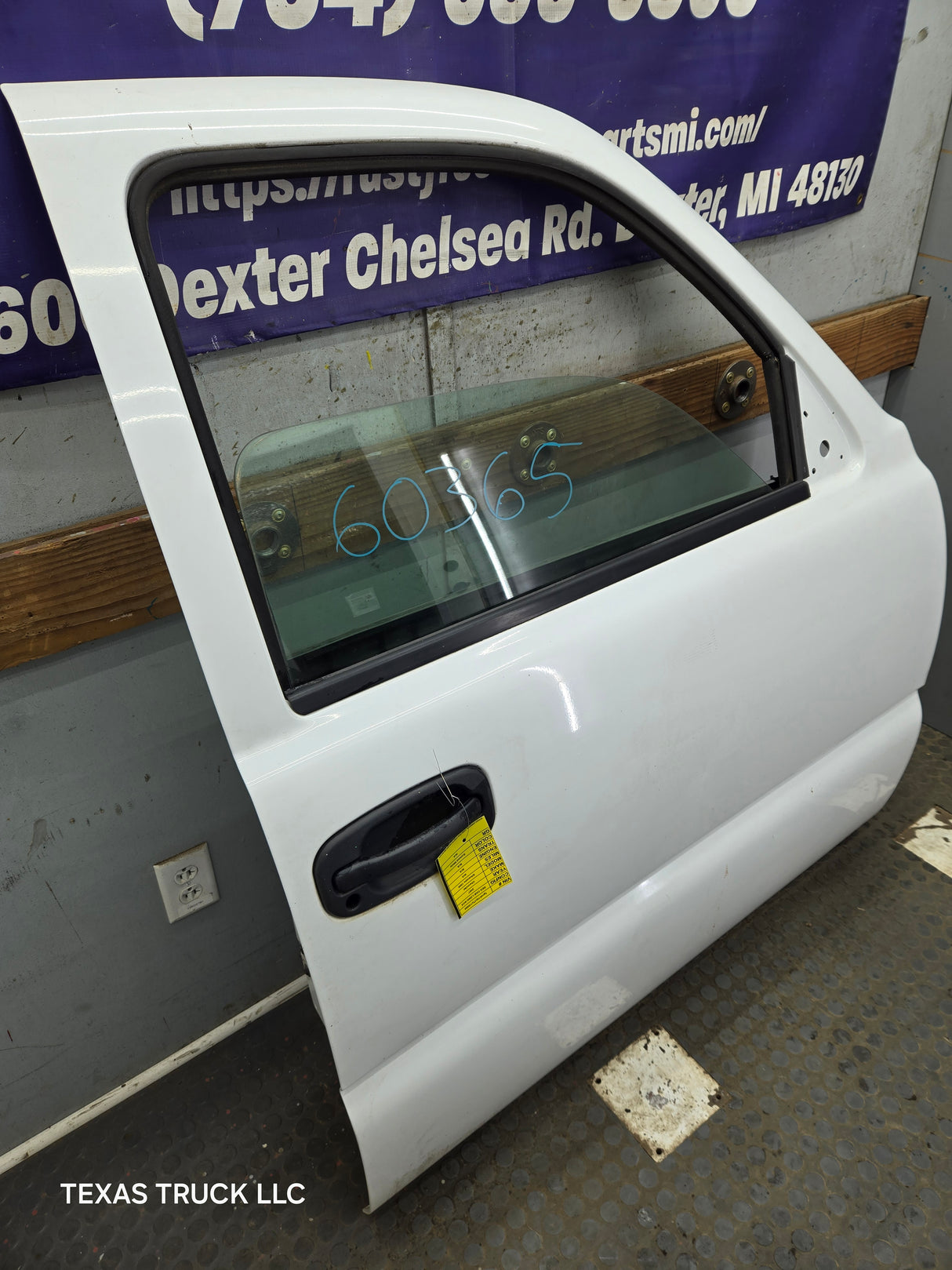 1999-2006 Chevrolet Silverado / GMC Sierra 1500 2500 3500 HD Front Passenger side Door RH