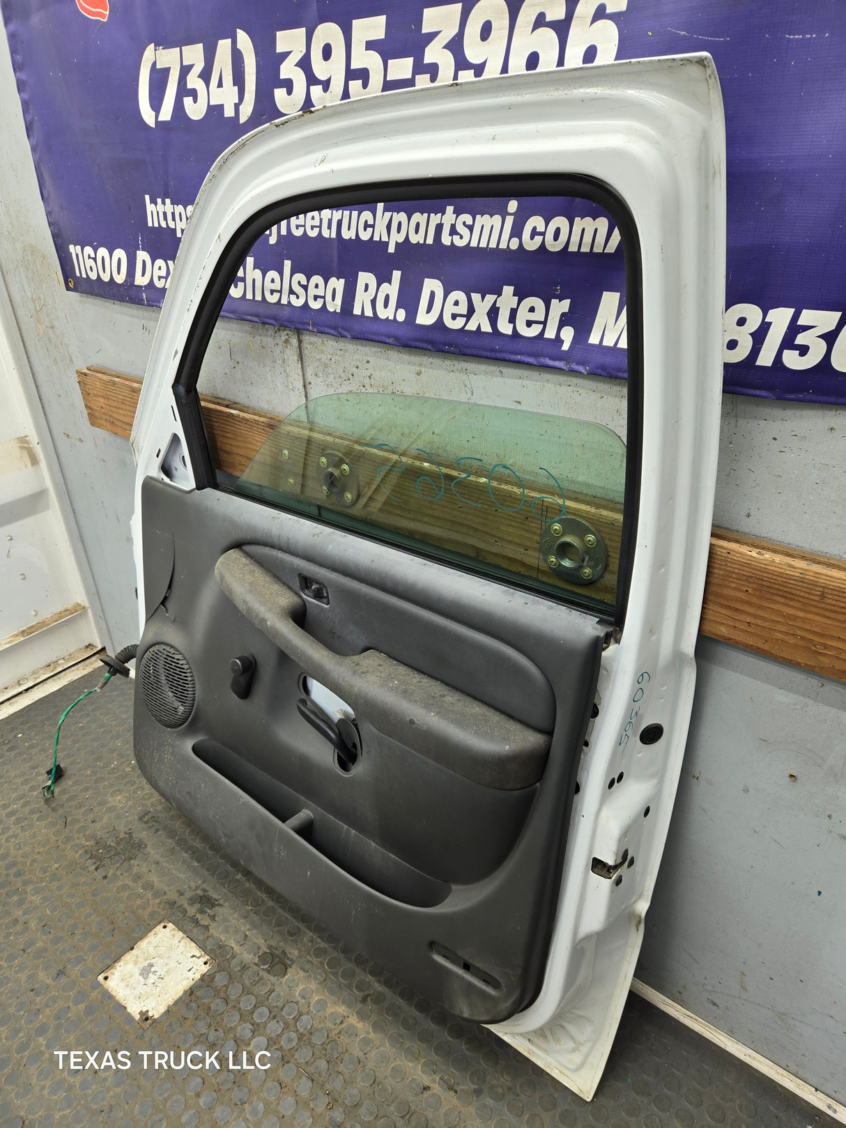 1999-2006 Chevrolet Silverado / GMC Sierra 1500 2500 3500 HD Front Passenger side Door RH