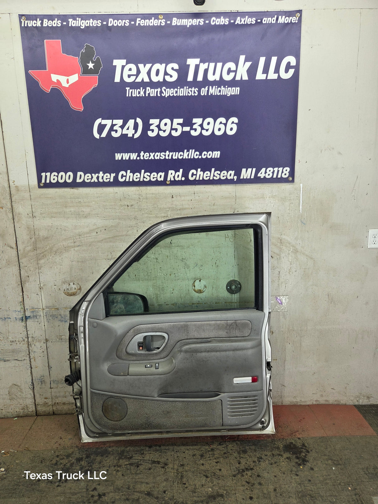 1988-2000 Chevrolet Silverado Suburban GMC Sierra RH Front Passenger Door