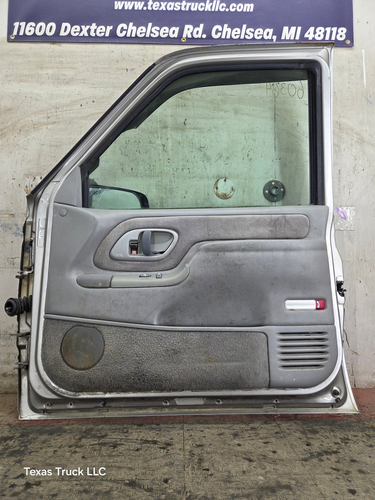 1988-2000 Chevrolet Silverado Suburban GMC Sierra RH Front Passenger Door