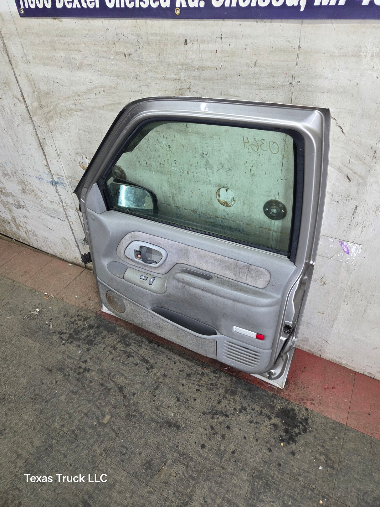 1988-2000 Chevrolet Silverado Suburban GMC Sierra RH Front Passenger Door