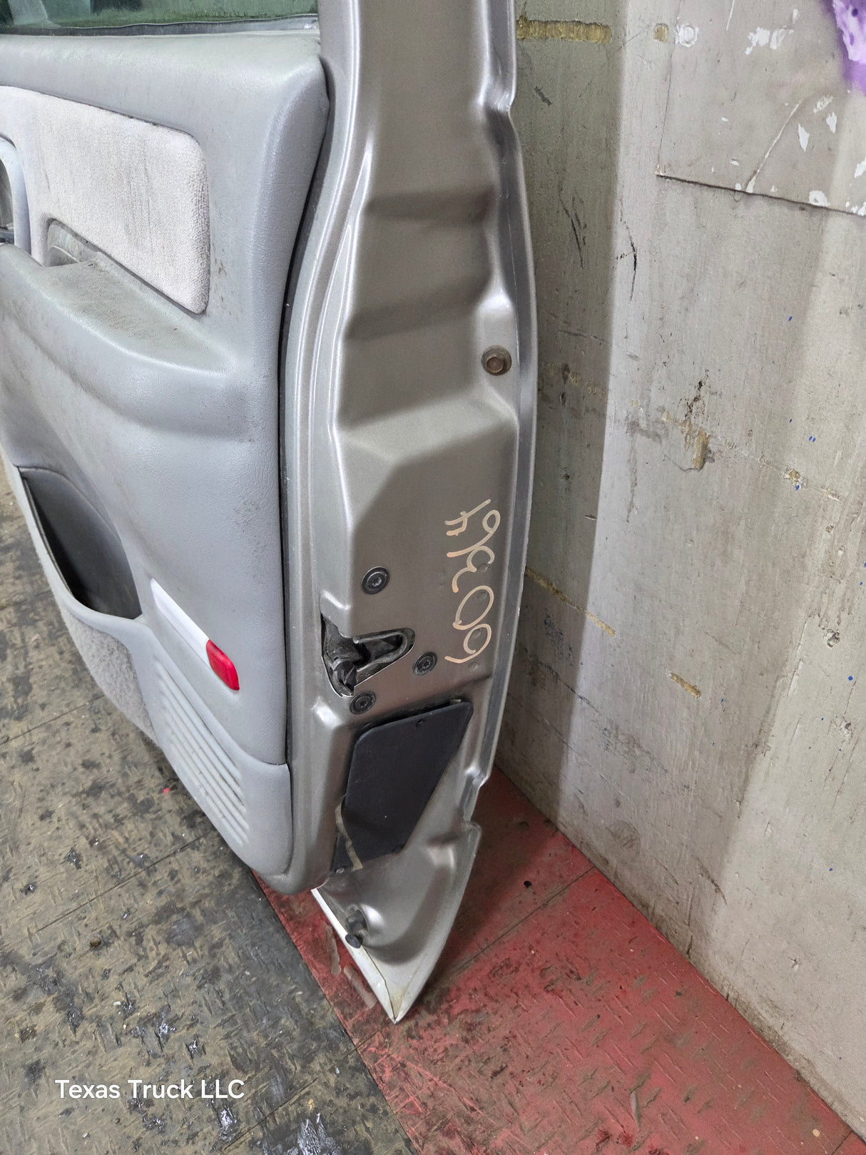 1988-2000 Chevrolet Silverado Suburban GMC Sierra RH Front Passenger Door
