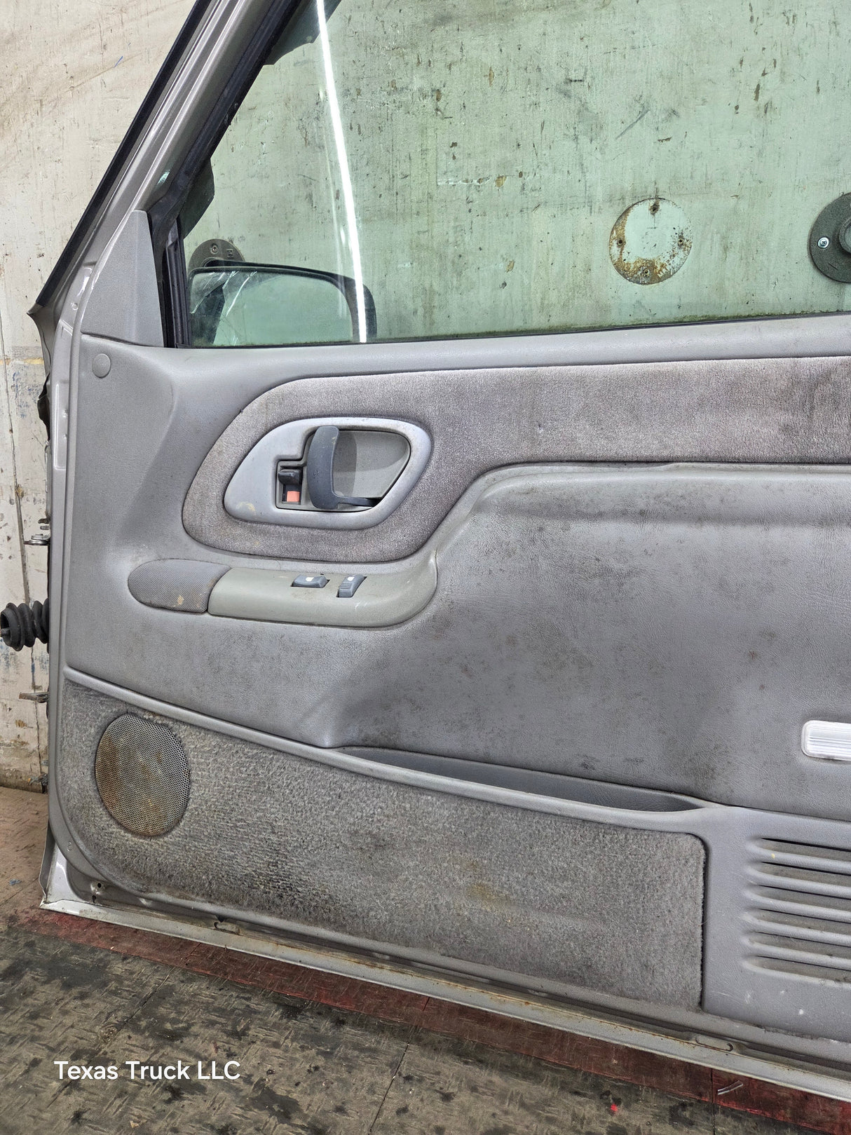 1988-2000 Chevrolet Silverado Suburban GMC Sierra RH Front Passenger Door