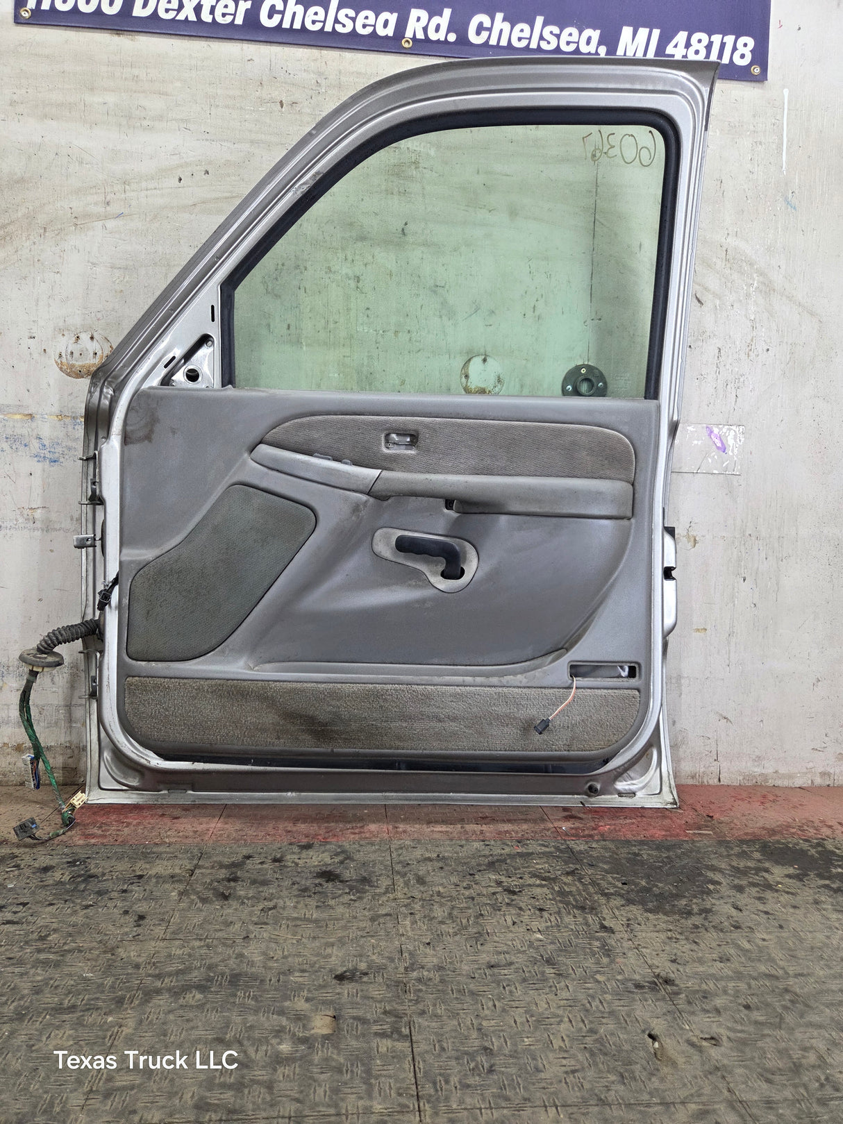 1999-2006 Chevrolet Silverado / GMC Sierra 1500 2500 3500 HD Front Passenger side Door RH