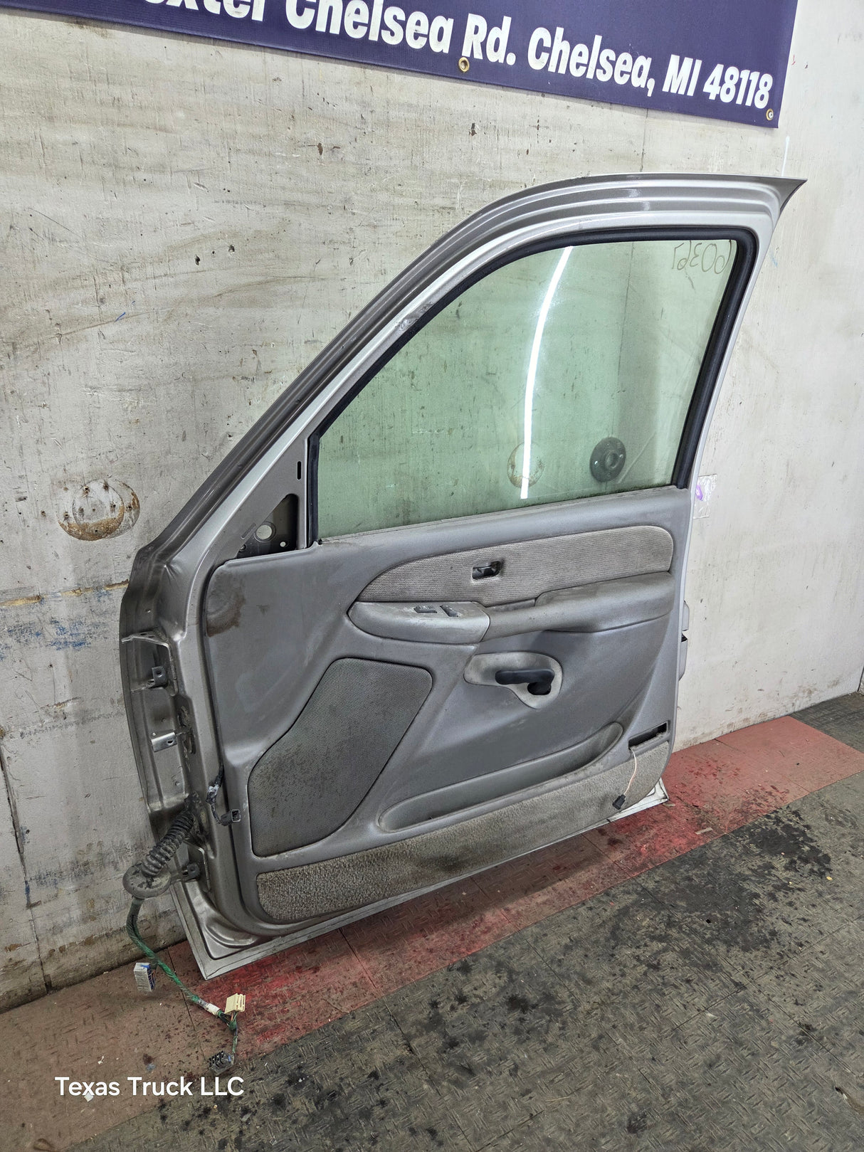 1999-2006 Chevrolet Silverado / GMC Sierra 1500 2500 3500 HD Front Passenger side Door RH