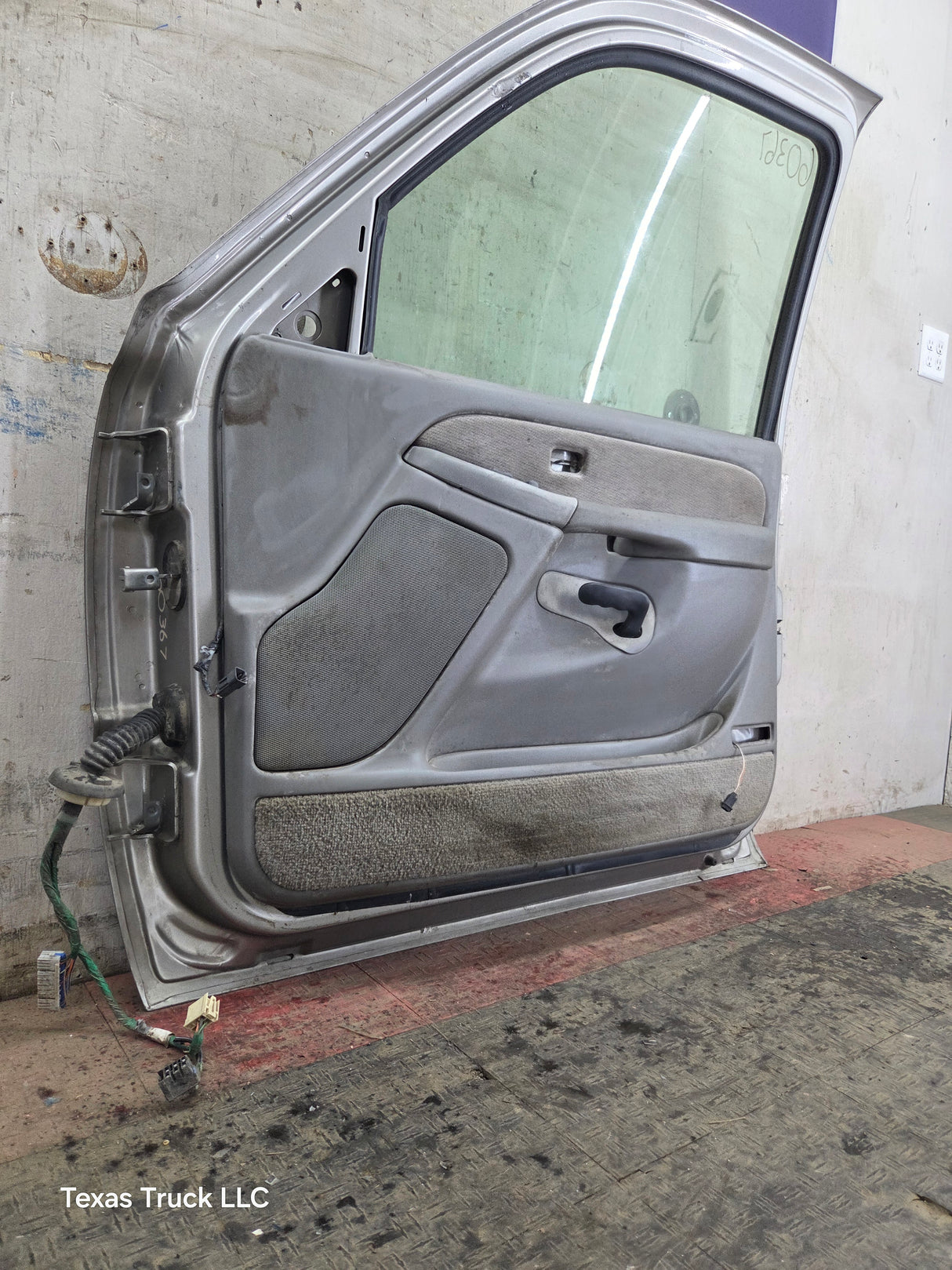 1999-2006 Chevrolet Silverado / GMC Sierra 1500 2500 3500 HD Front Passenger side Door RH