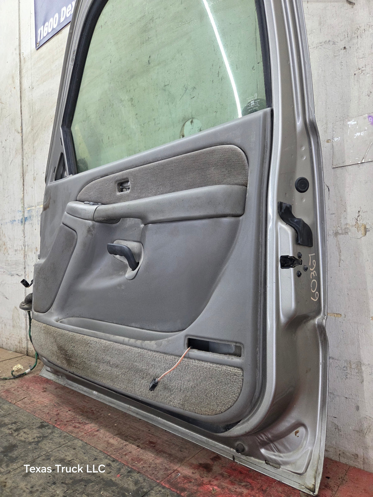 1999-2006 Chevrolet Silverado / GMC Sierra 1500 2500 3500 HD Front Passenger side Door RH