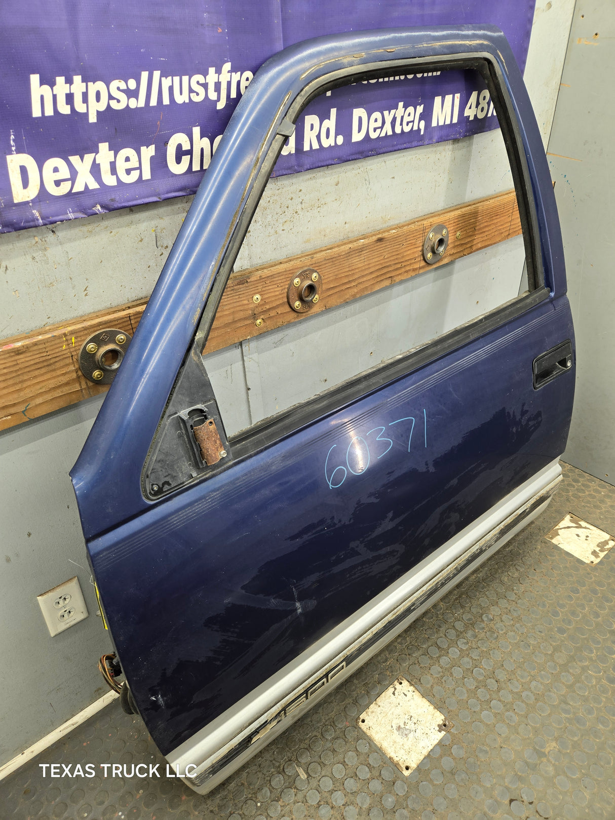 1988-2000 Chevrolet Silverado Suburban GMC Sierra LH Front Driver Side Door