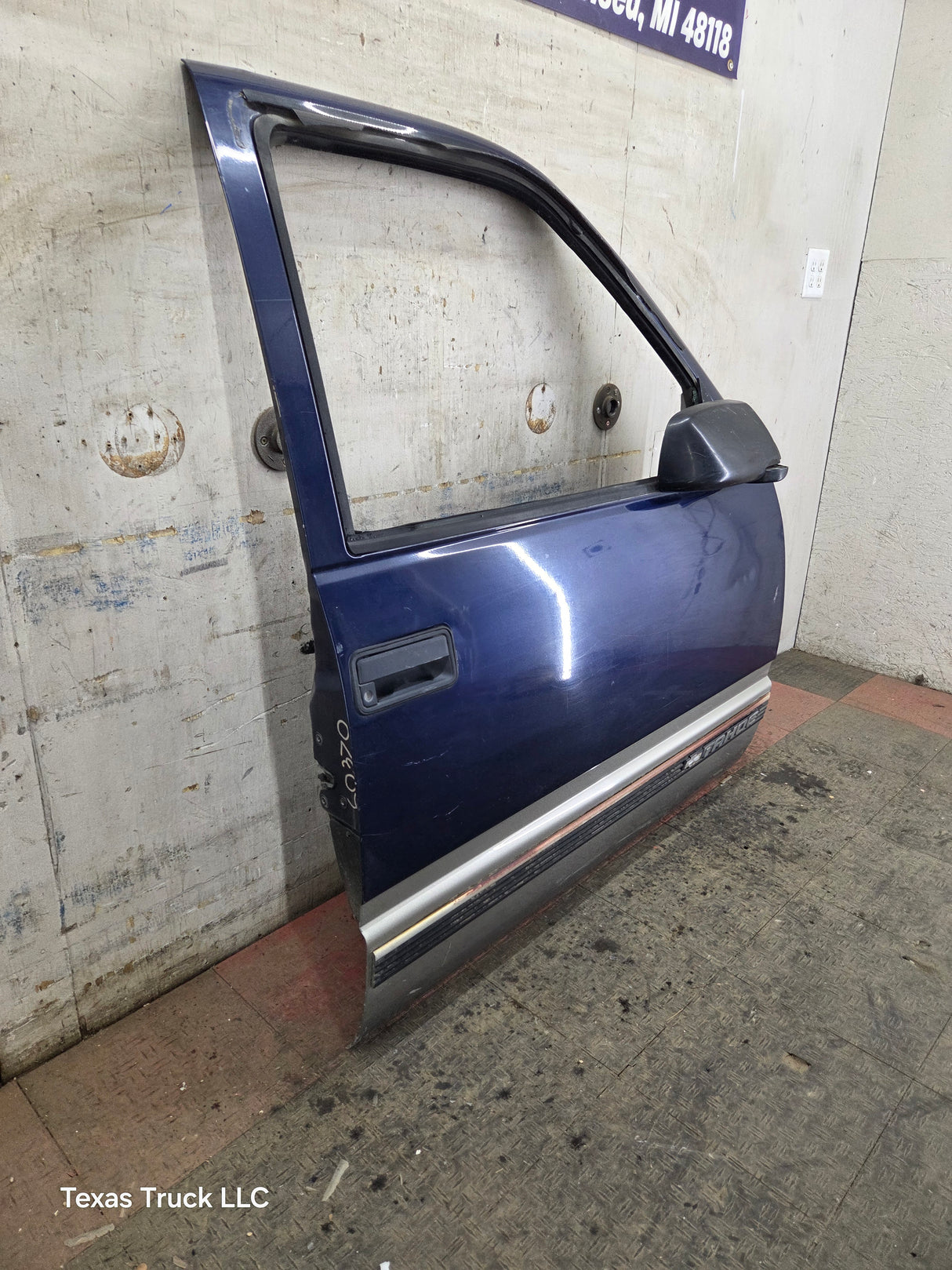 1988-2000 Chevrolet Silverado Suburban GMC Sierra RH Front Passenger Door