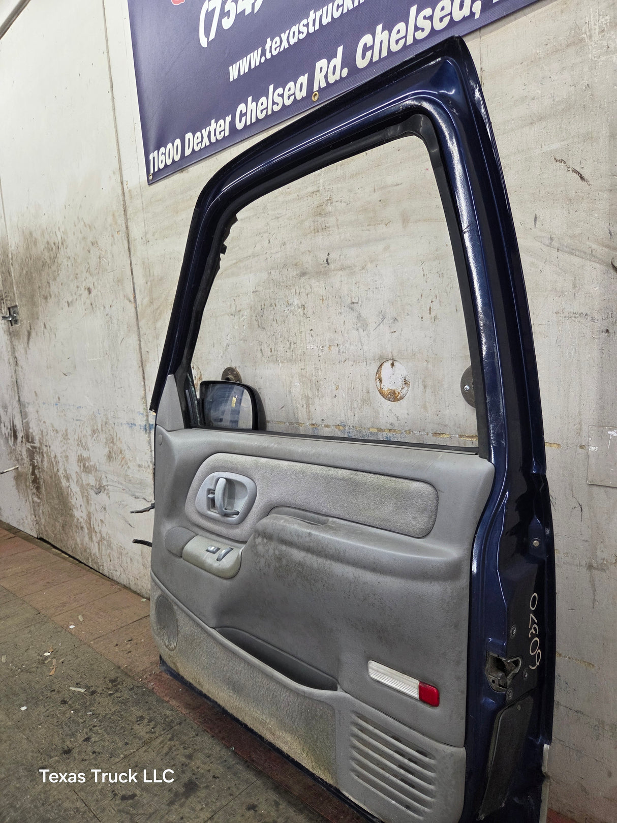 1988-2000 Chevrolet Silverado Suburban GMC Sierra RH Front Passenger Door