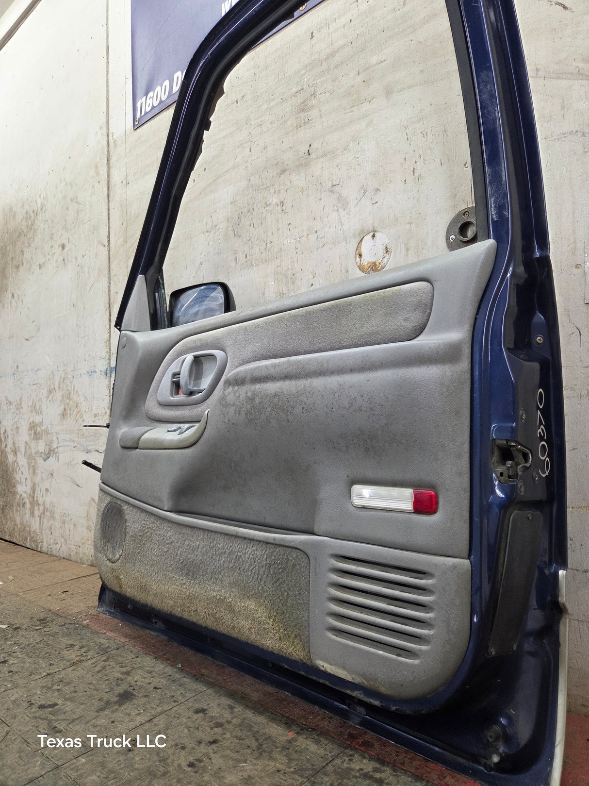 1988-2000 Chevrolet Silverado Suburban GMC Sierra RH Front Passenger Door