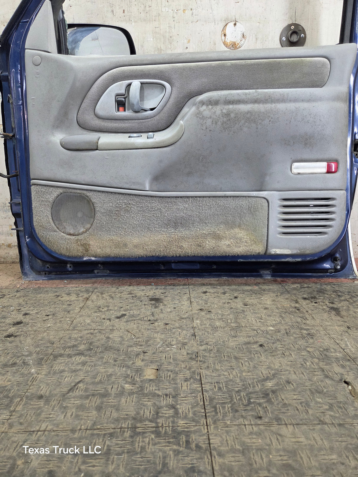 1988-2000 Chevrolet Silverado Suburban GMC Sierra RH Front Passenger Door