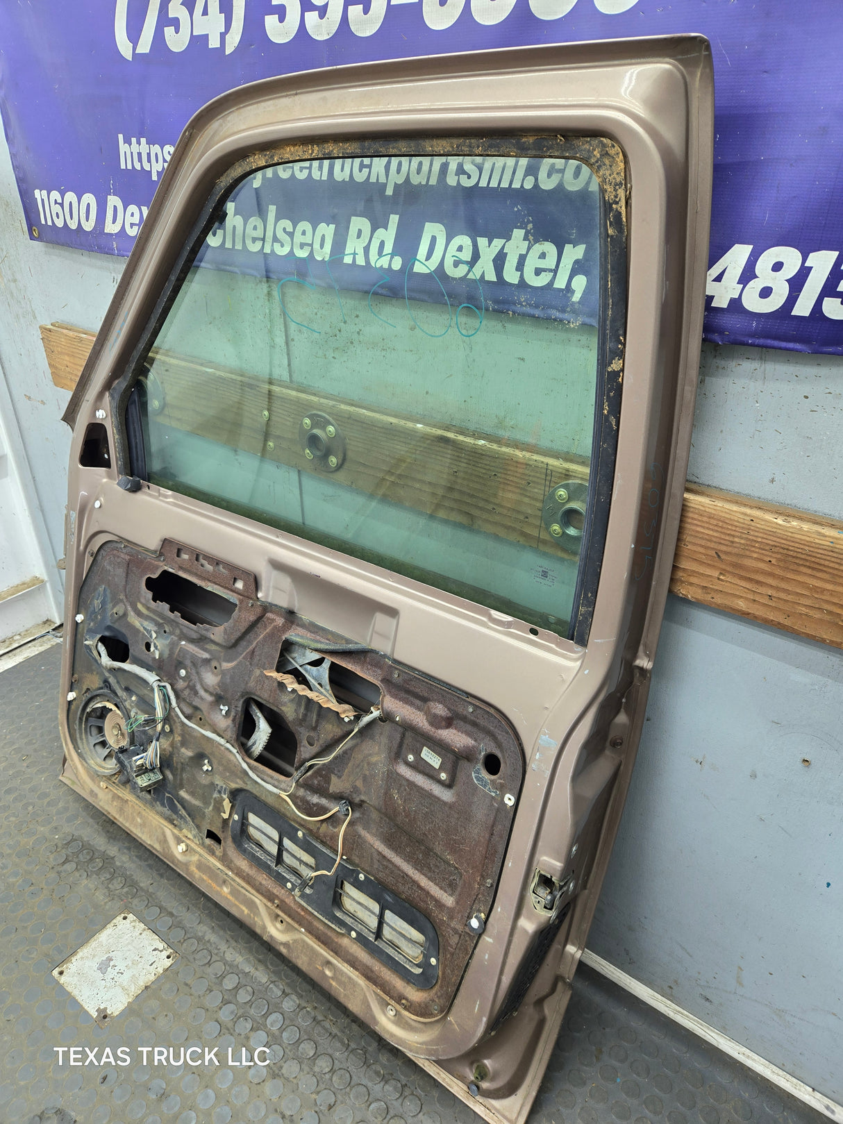 1988-2000 Chevrolet Silverado Suburban GMC Sierra RH Front Passenger Door