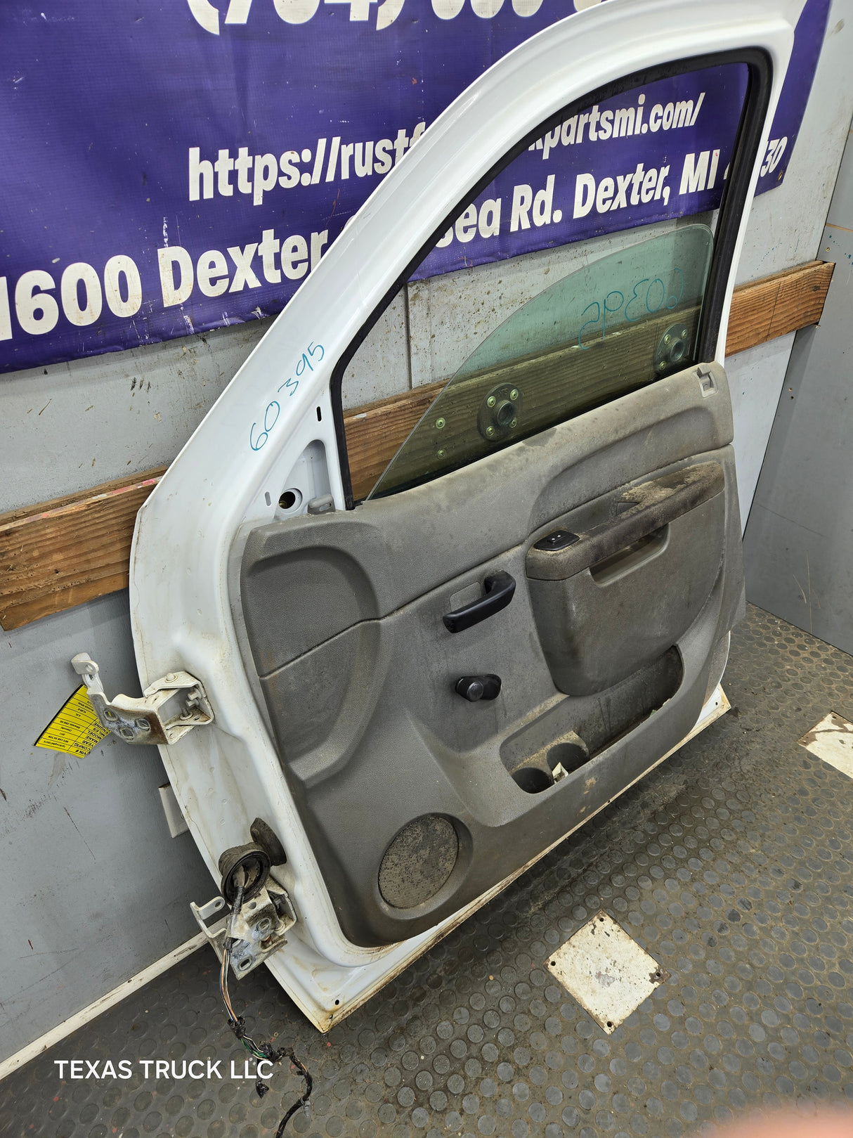 2007-2013 Chevrolet Silverado / GMC Sierra 1500 2500 3500 HD RH Front Passenger Side Door