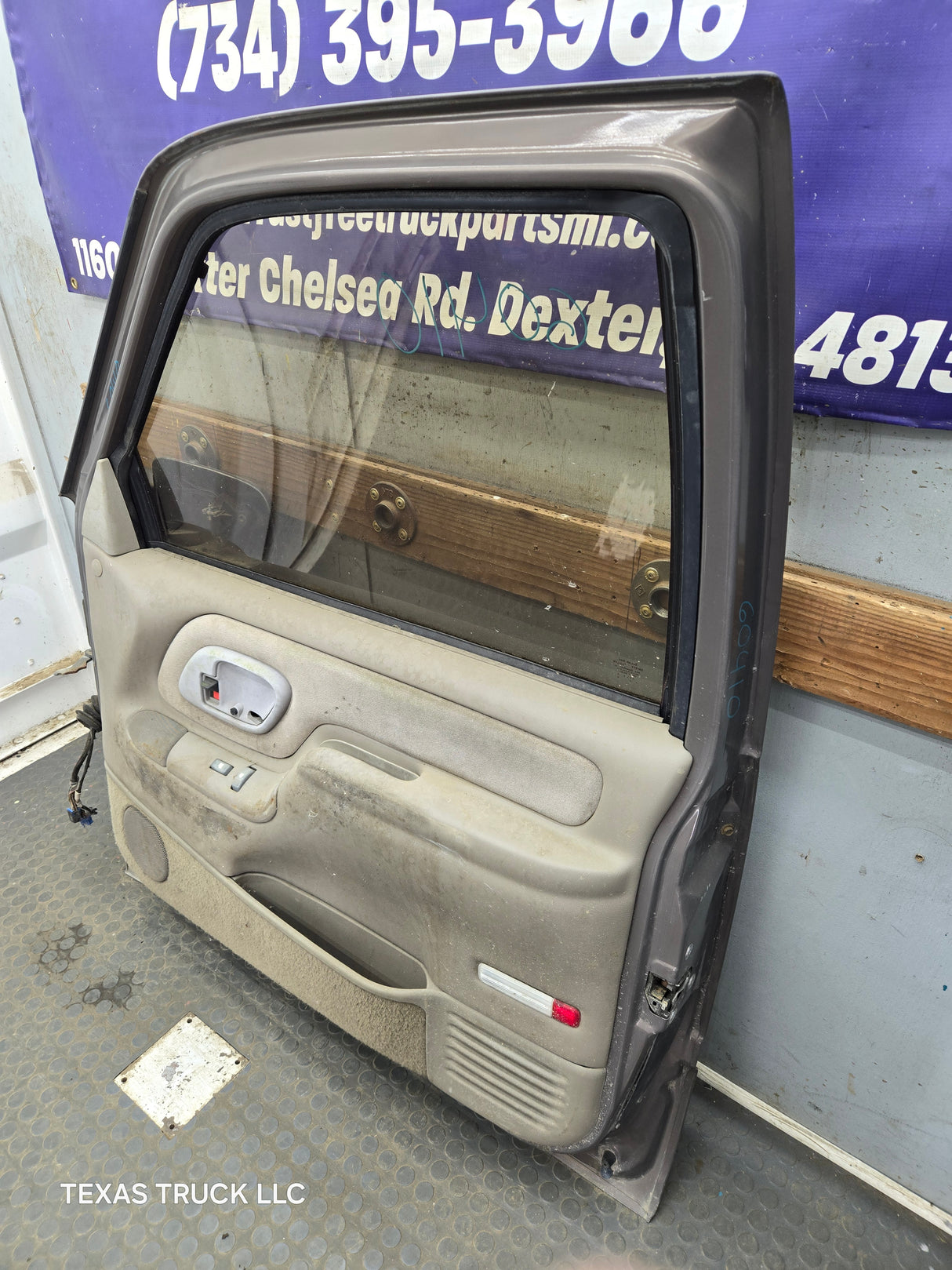 1988-2000 Chevrolet Silverado Suburban GMC Sierra RH Front Passenger Door
