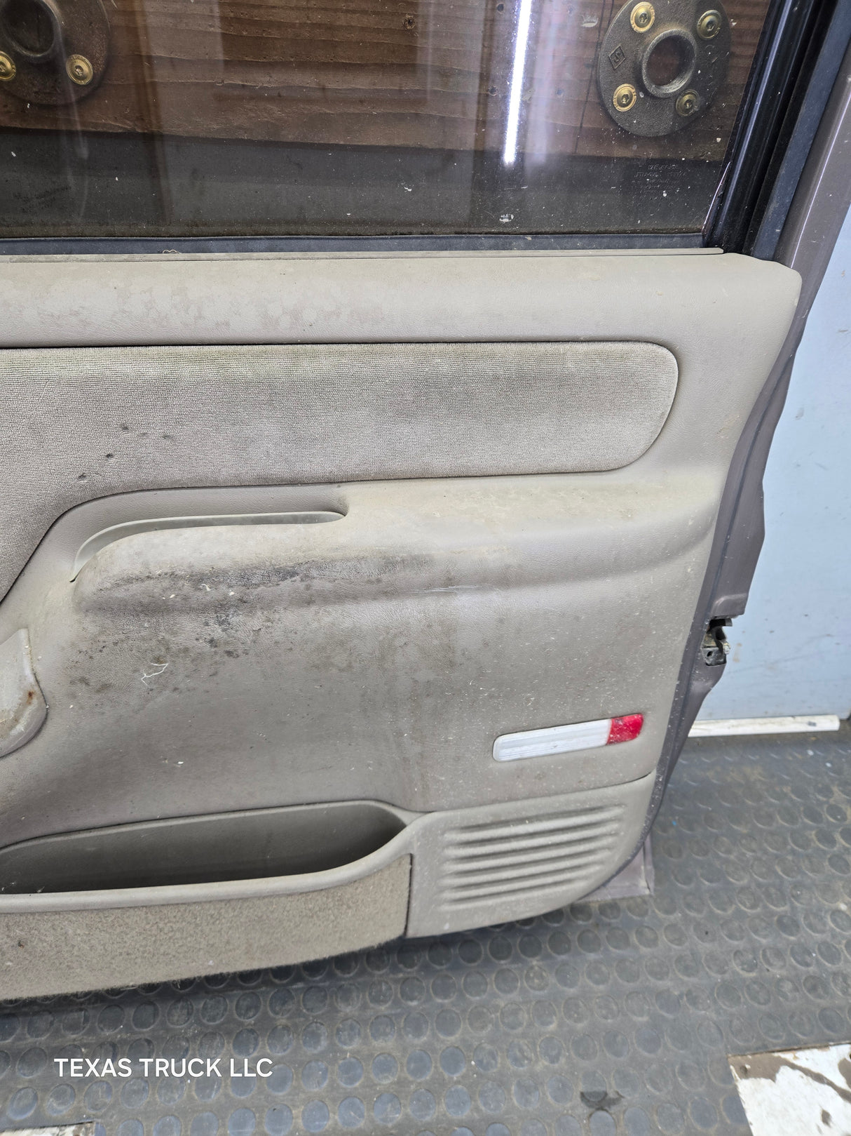 1988-2000 Chevrolet Silverado Suburban GMC Sierra RH Front Passenger Door