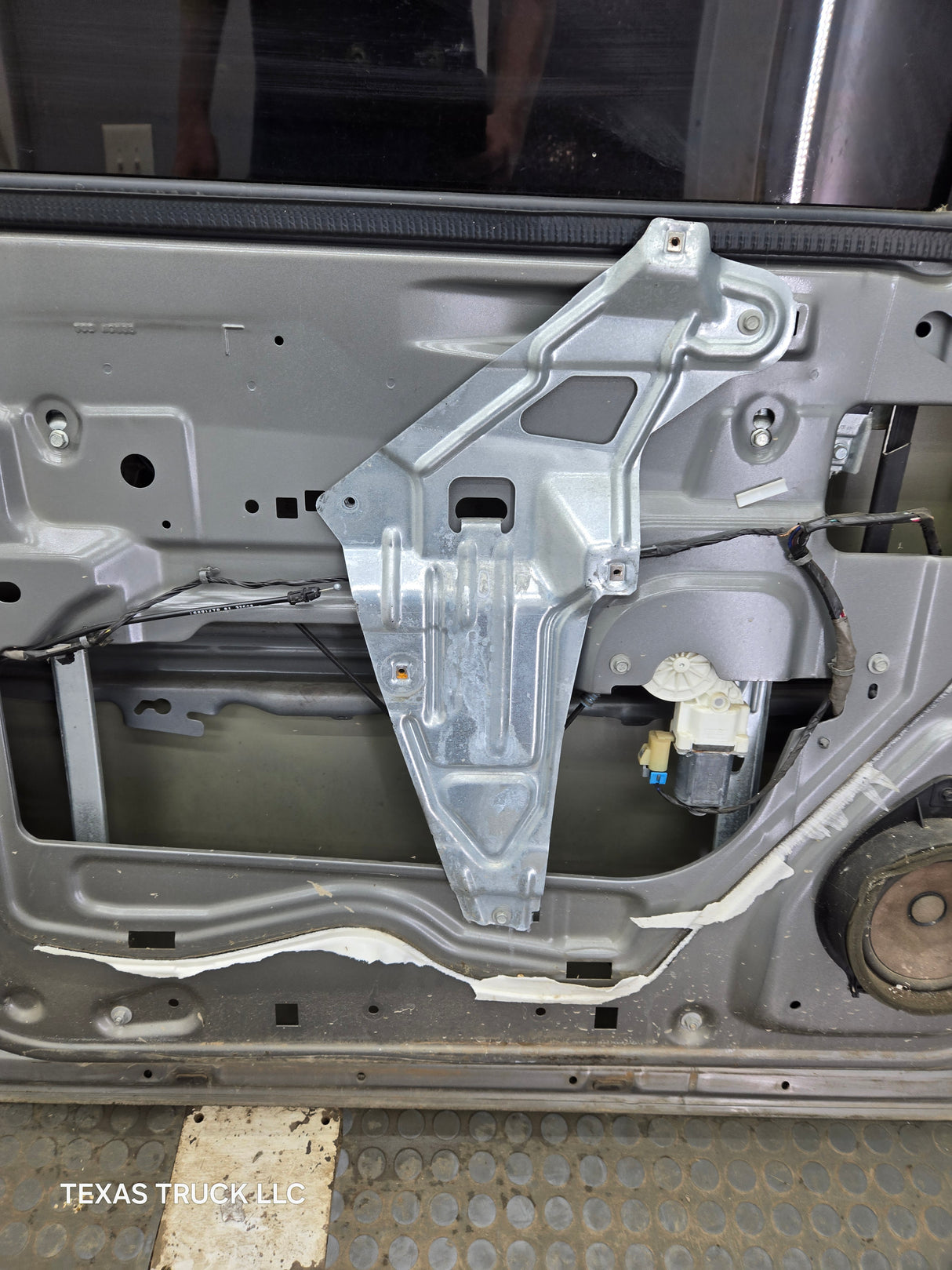 2007-2013 Chevrolet Silverado / GMC Sierra 1500 2500 3500 HD LH Front Driver Side Door