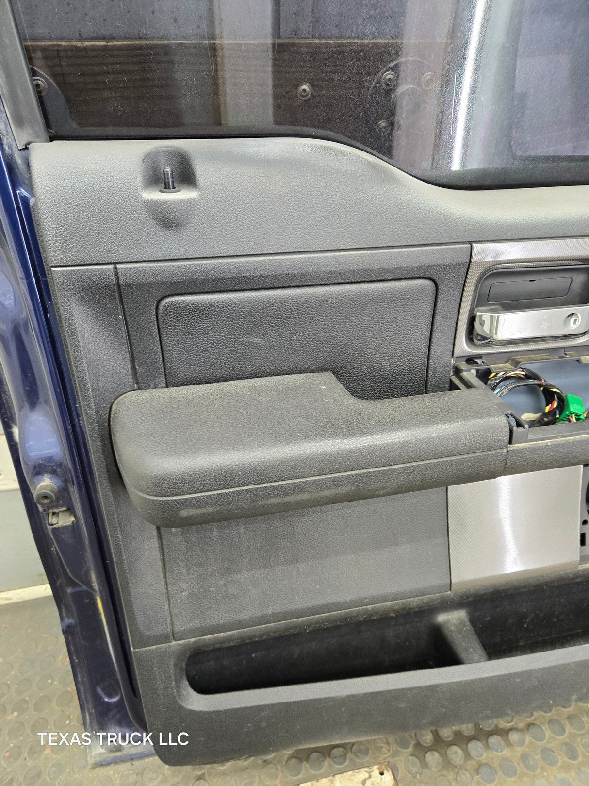 2004-2008 Ford F150 Crew Cab Driver Side Front Door LH