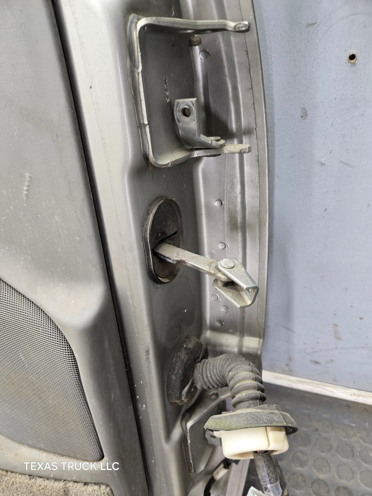 1999-2006 Chevrolet Silverado / GMC Sierra 1500 2500 3500 HD Front Driver Side Door LH