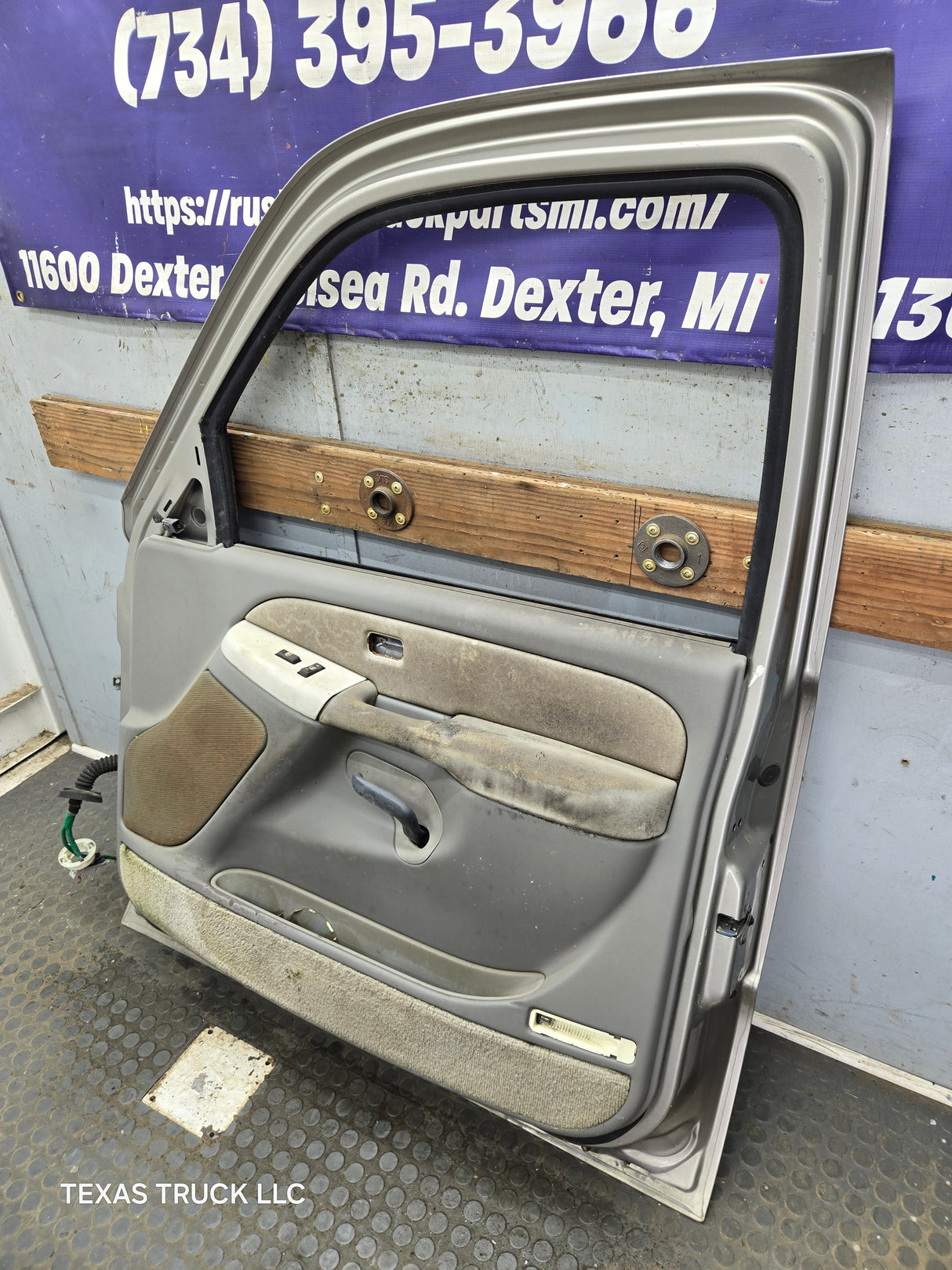 1999-2006 Chevrolet Silverado / GMC Sierra 1500 2500 3500 HD Front Passenger Side Door RH