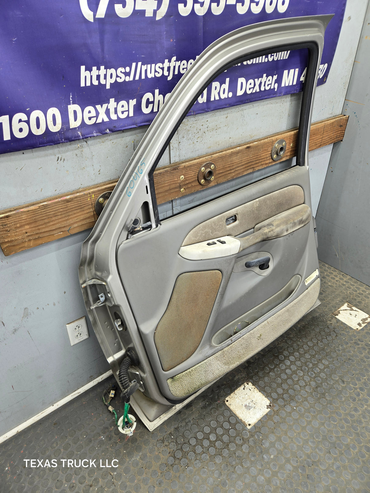 1999-2006 Chevrolet Silverado / GMC Sierra 1500 2500 3500 HD Front Passenger Side Door RH