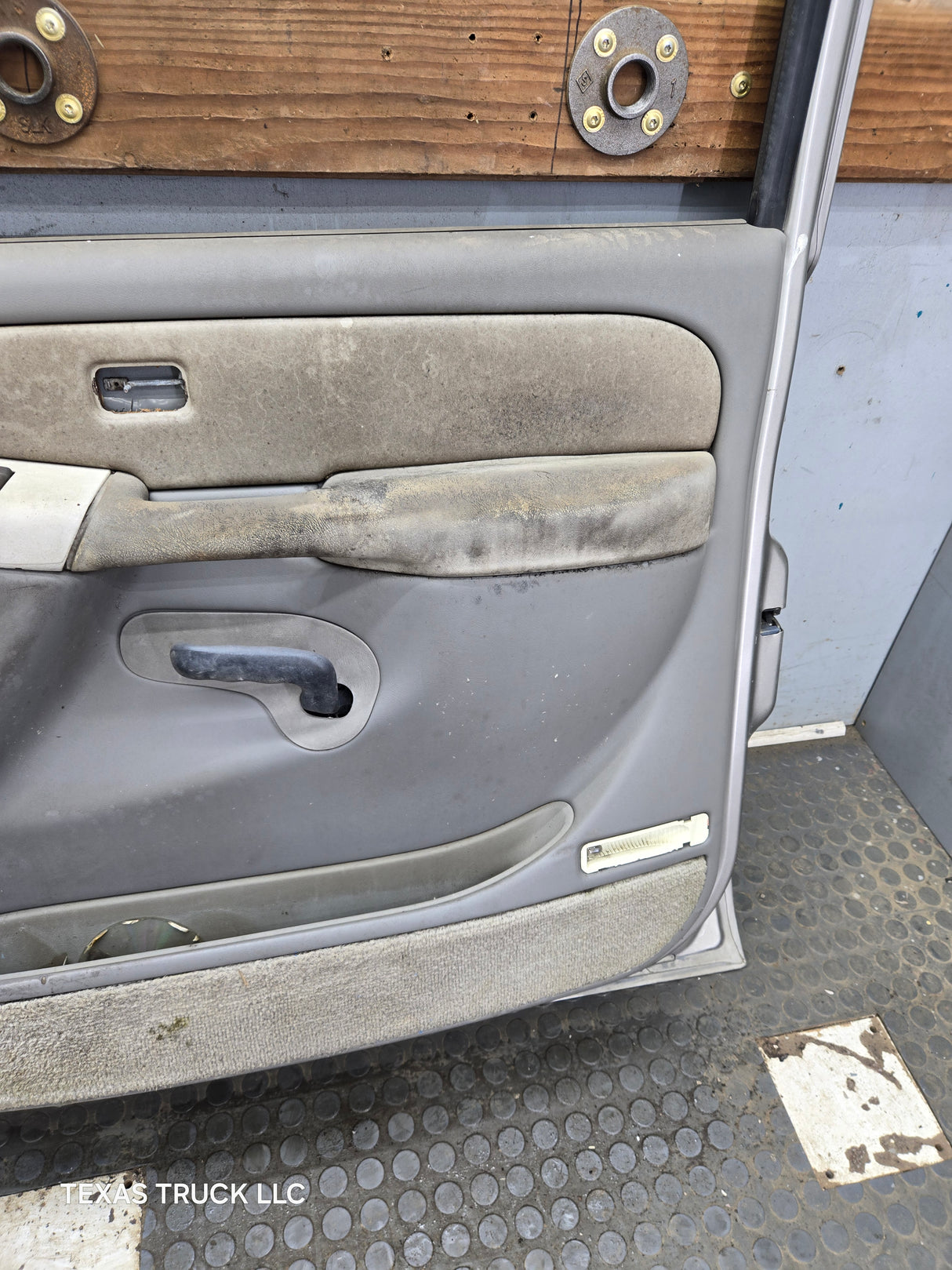 1999-2006 Chevrolet Silverado / GMC Sierra 1500 2500 3500 HD Front Passenger Side Door RH