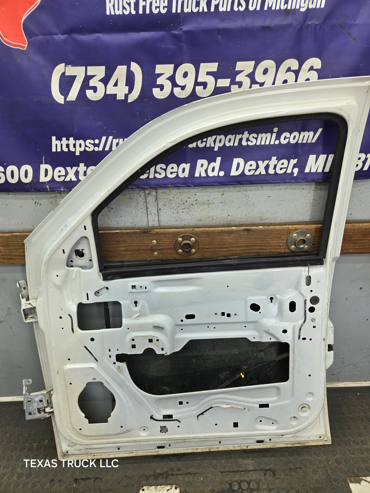 2007-2013 Chevrolet Silverado / GMC Sierra 1500 25000 3500 HD LH Front Passenger Side Door