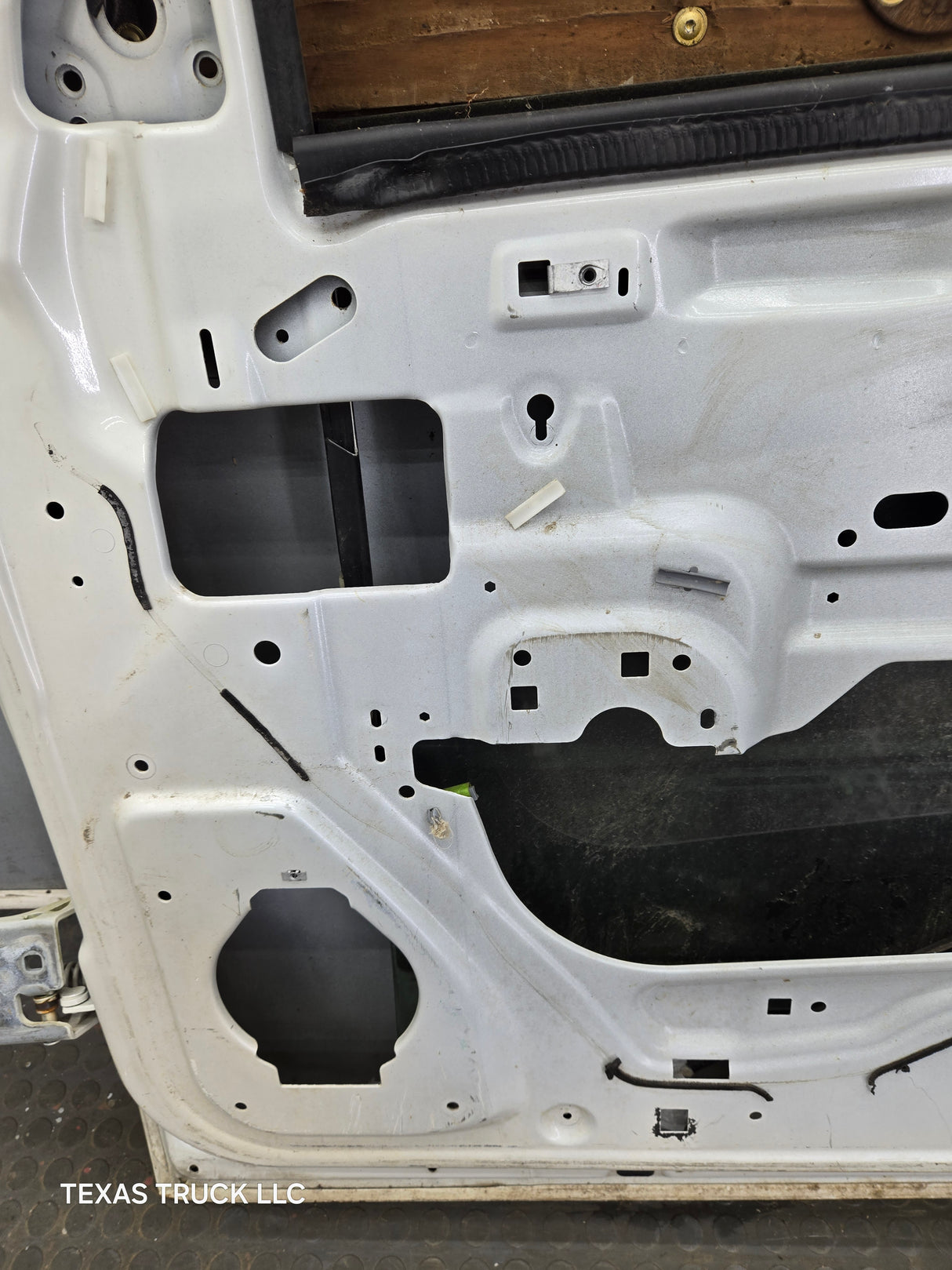 2007-2013 Chevrolet Silverado / GMC Sierra 1500 25000 3500 HD LH Front Passenger Side Door
