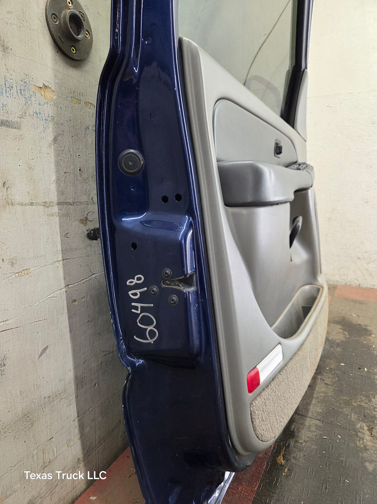 1999-2006 Chevrolet Silverado / GMC Sierra 1500 2500 3500 HD Front Driver Side Door