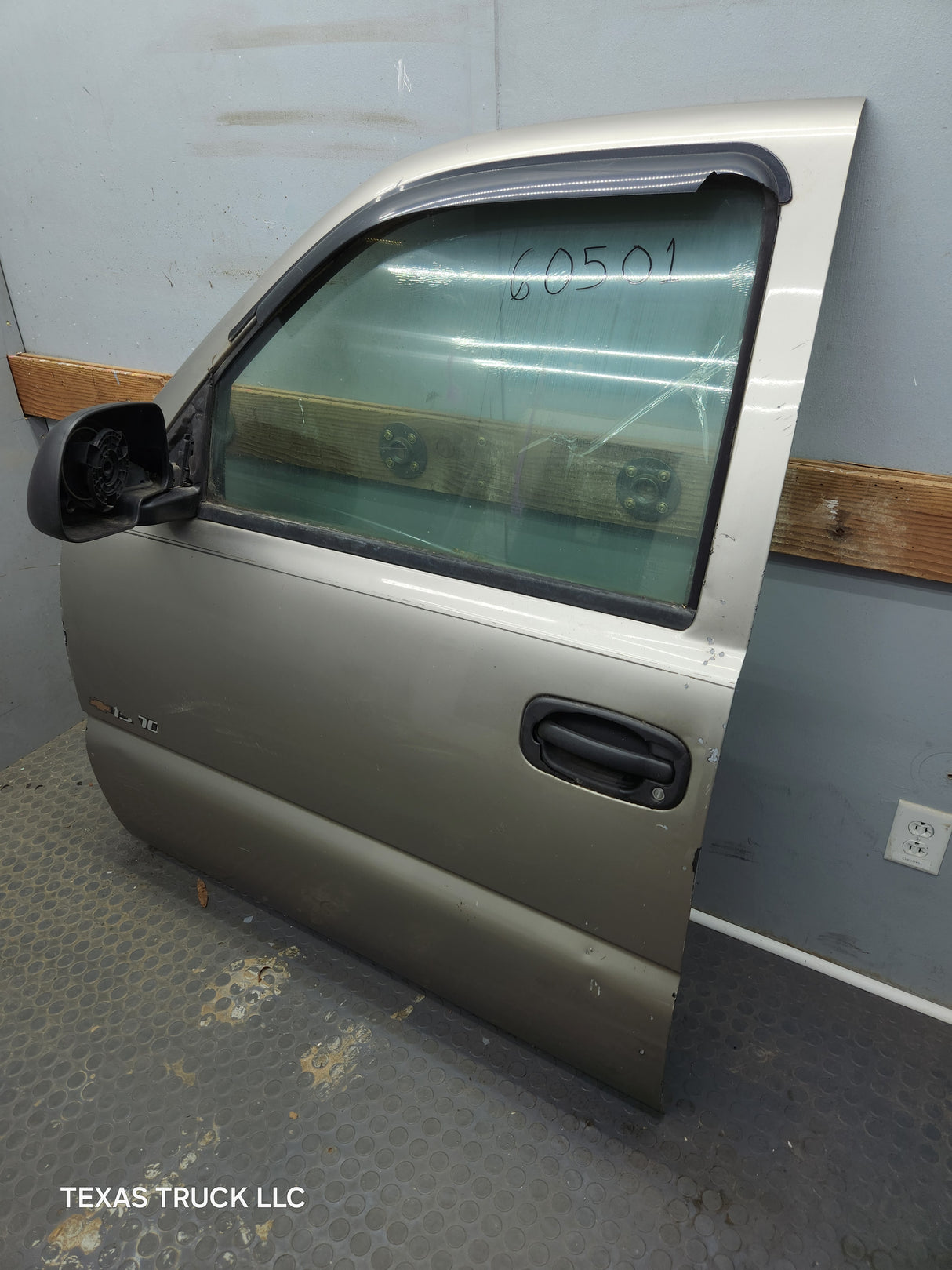 1999-2006 Chevrolet Silverado / GMC Sierra 1500 2500 3500 HD LH Front Driver Side Door
