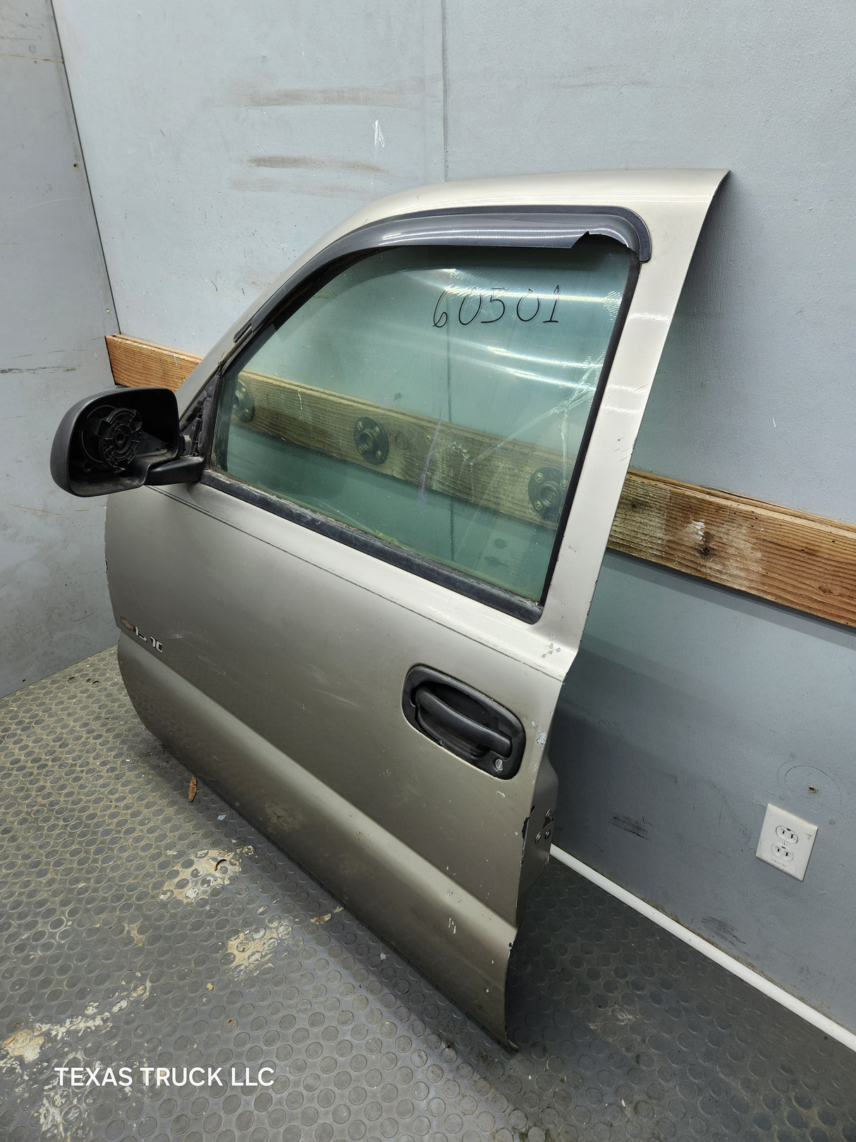1999-2006 Chevrolet Silverado / GMC Sierra 1500 2500 3500 HD LH Front Driver Side Door