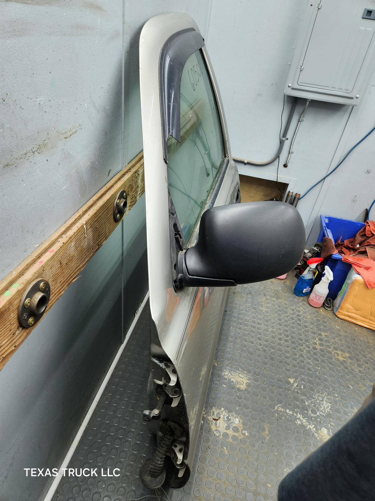 1999-2006 Chevrolet Silverado / GMC Sierra 1500 2500 3500 HD LH Front Driver Side Door
