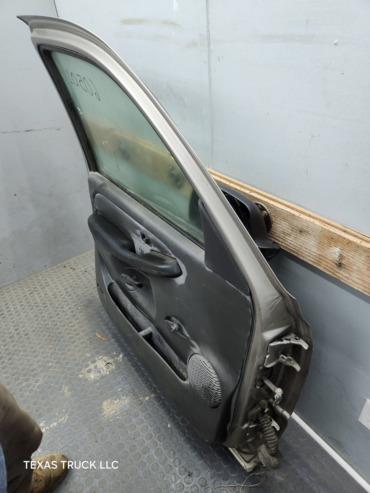 1999-2006 Chevrolet Silverado / GMC Sierra 1500 2500 3500 HD LH Front Driver Side Door
