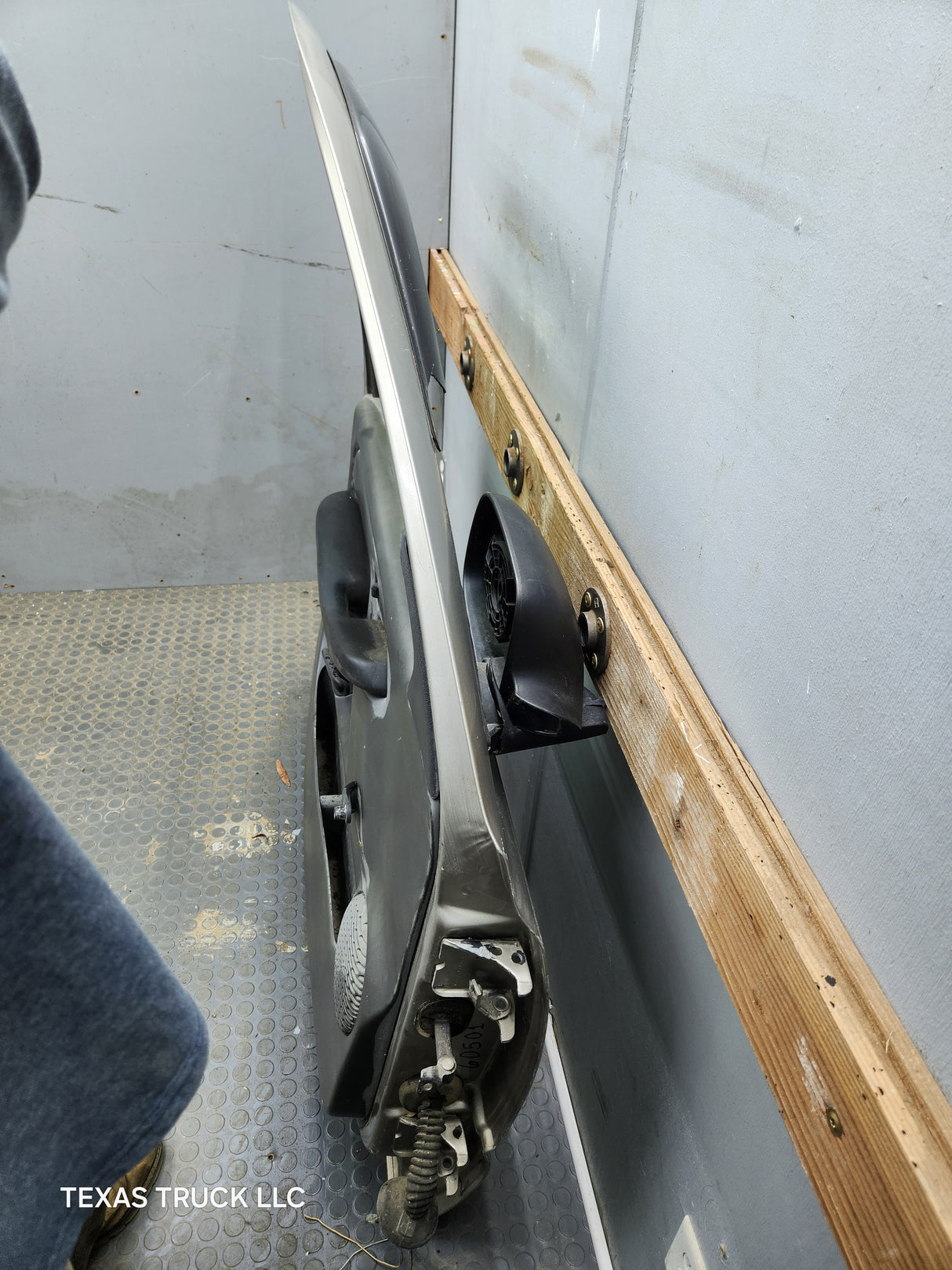 1999-2006 Chevrolet Silverado / GMC Sierra 1500 2500 3500 HD LH Front Driver Side Door